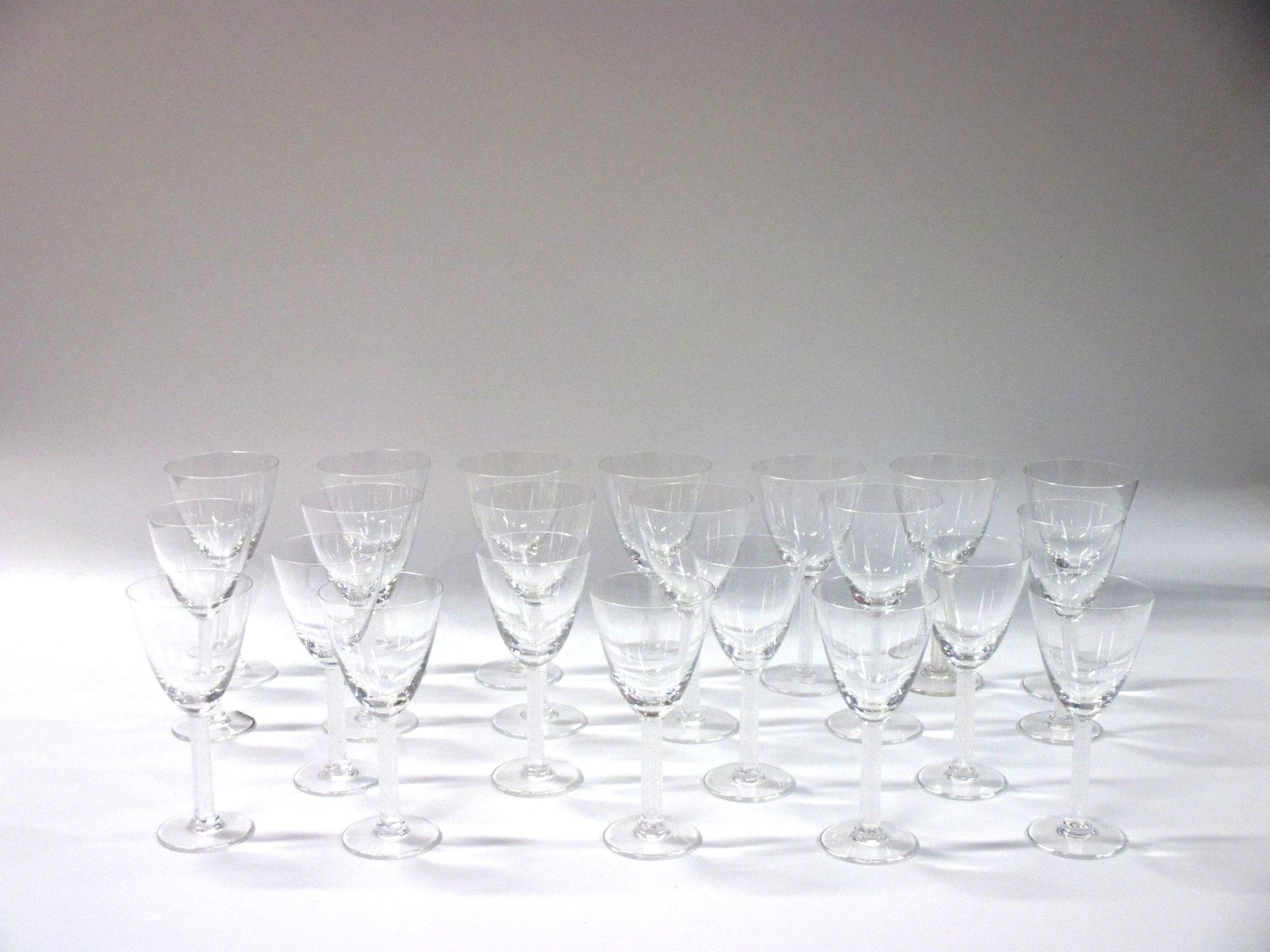 Null LALIQUE FRANCE: Set von Stielgläsern aus Kristallglas bestehend aus : Elf W&hellip;