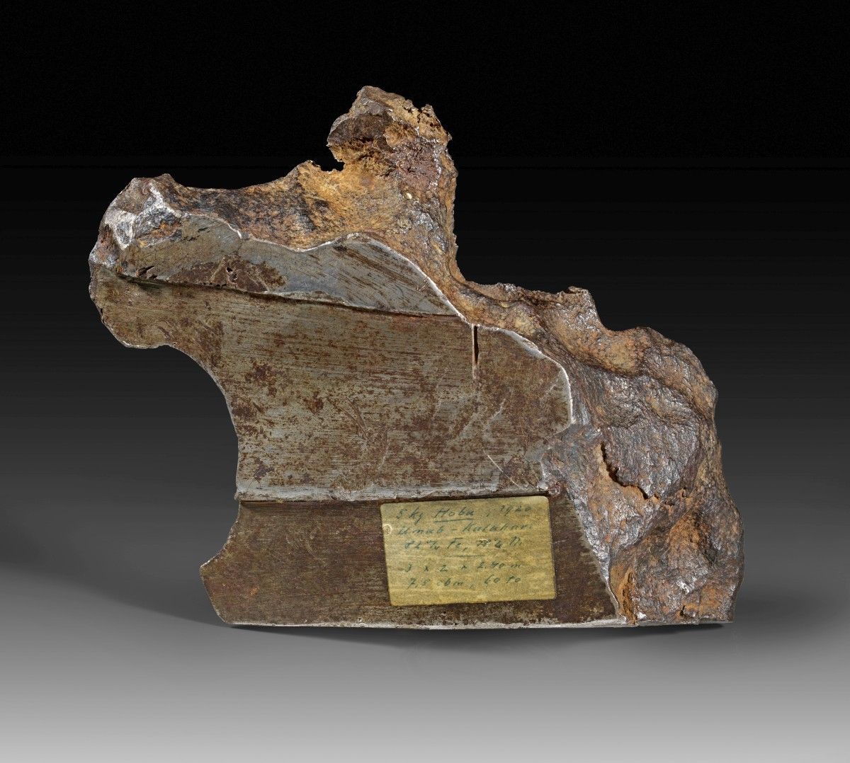 Großes Fragment des Hoba-Meteoriten. 
Grand fragment de météorite (Gibeon?). 25 &hellip;