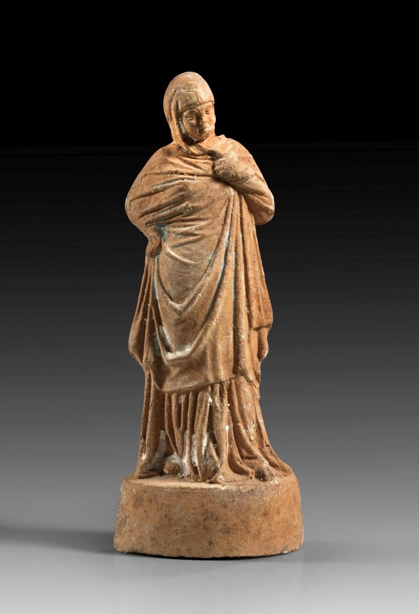 Tanagräerin . "Femme tanagrienne". 3ème siècle av. J.-C. Argile rouge clair, H 1&hellip;