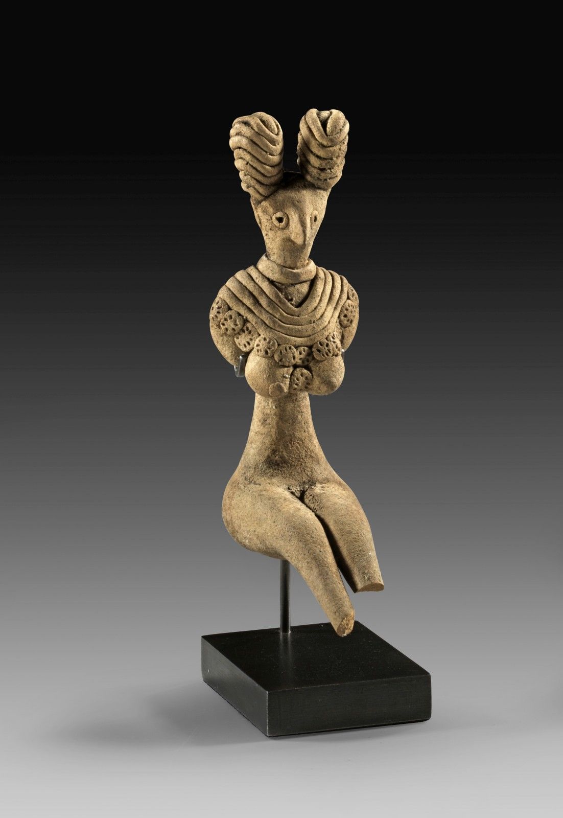 Fruchtbarkeitsidol aus Terrakotta. Fertility idol of terracotta representing a f&hellip;