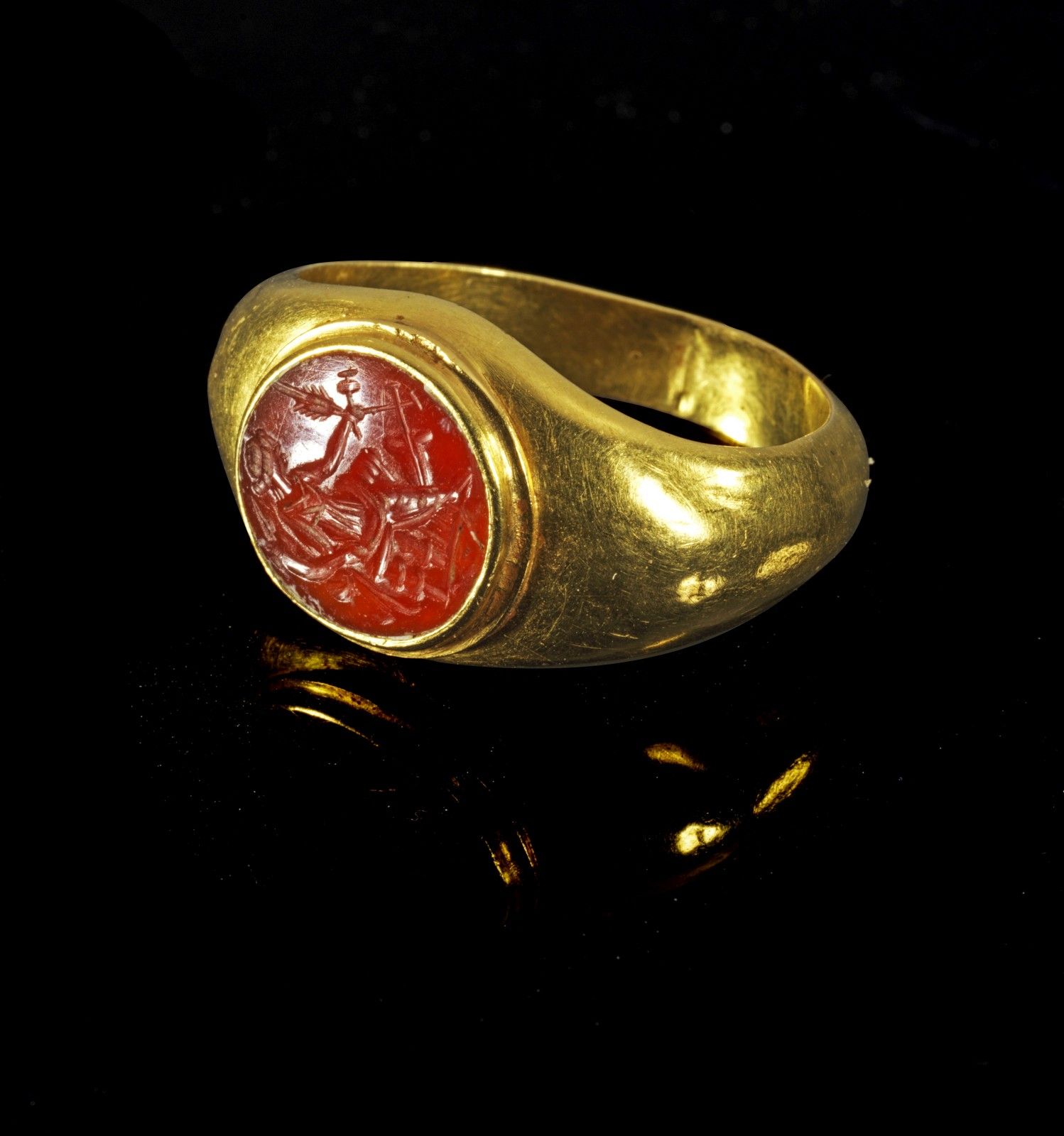 Goldring mit Karneolgemme. Bague en or avec une pince à carneaux. Romain, 2ème -&hellip;