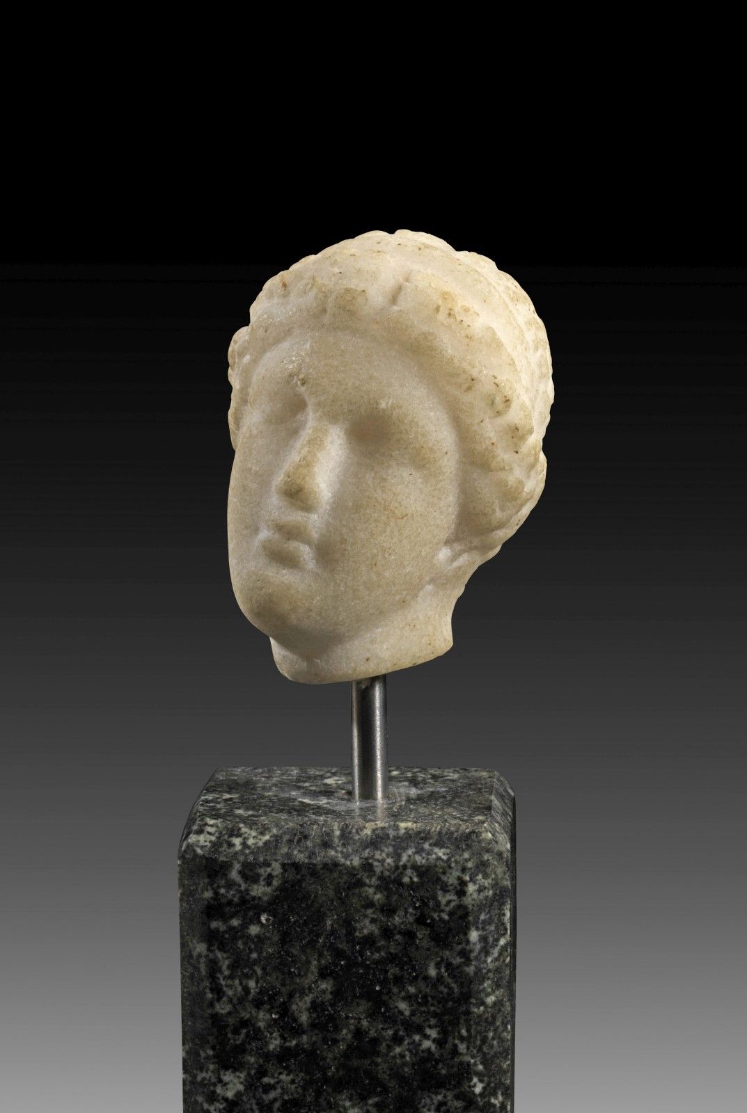 Kopf der Aphrodite. Tête d'Aphrodite. Romain, 1er - 2ème siècle après JC. H 5,5c&hellip;