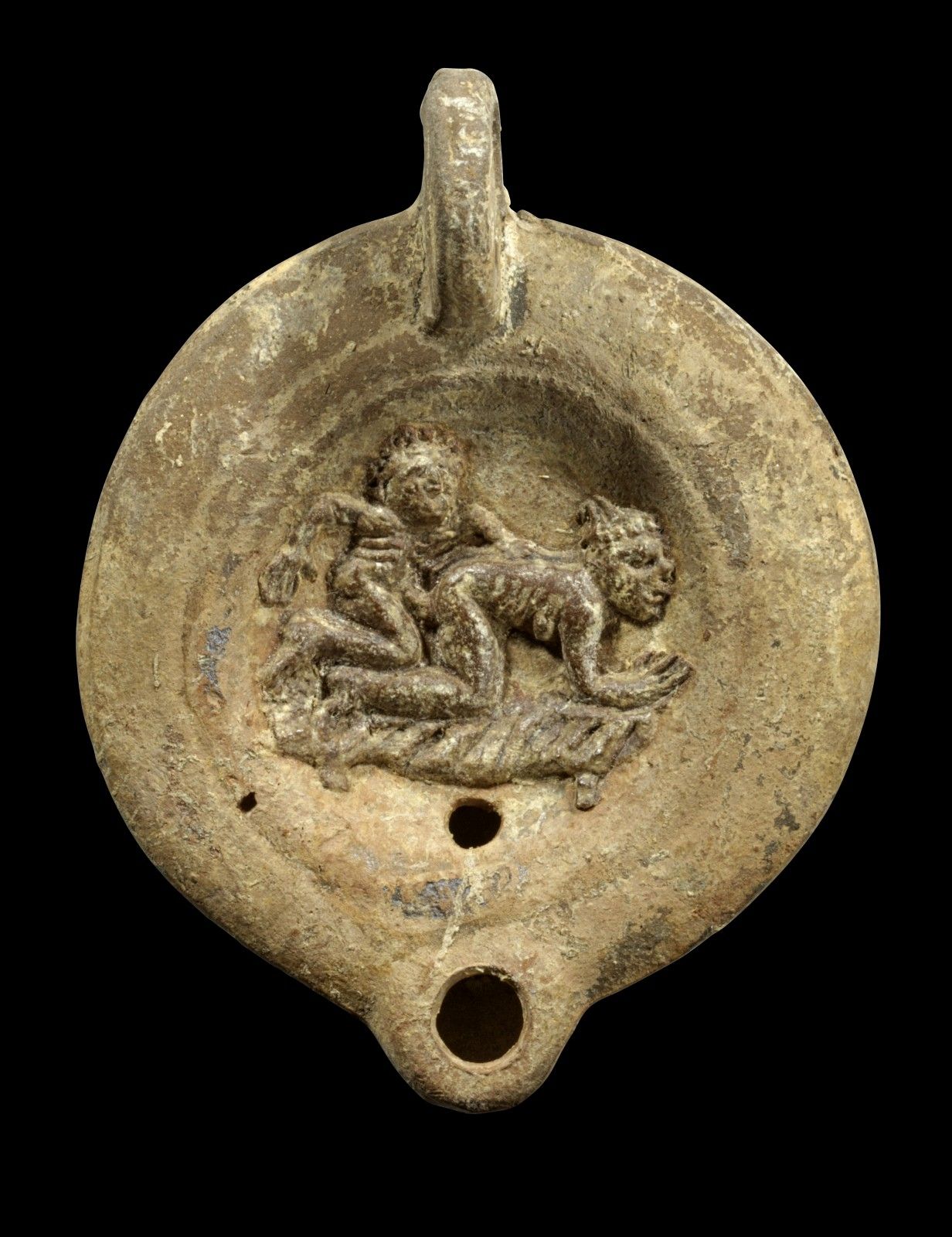 Tonlampe mit erotischem Motiv. 带有色情图案的粘土灯。罗马，公元2-3世纪，长9.3厘米。Loeschcke第八型。灰色粘土，有棕&hellip;