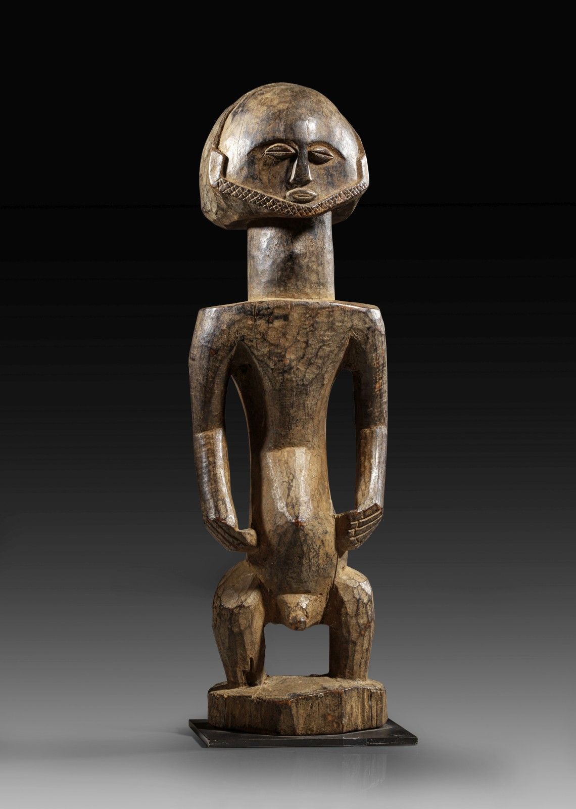 Stehende männliche Figur der Hemba. 亨巴族的站立男性形象。D.R. Congo.高54厘米。有着杏仁形的眼睛和渐变的下巴，双&hellip;