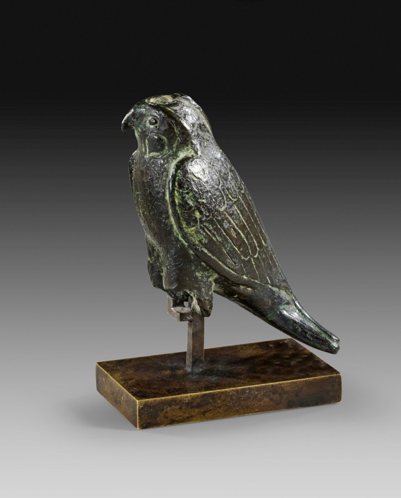 Horus als Falke. 荷鲁斯作为猎鹰。晚期，第27-30王朝，公元前525-332年。 高6.2厘米。全铜铸造。羽毛在精细的追逐中表示。美丽的黑褐色&hellip;