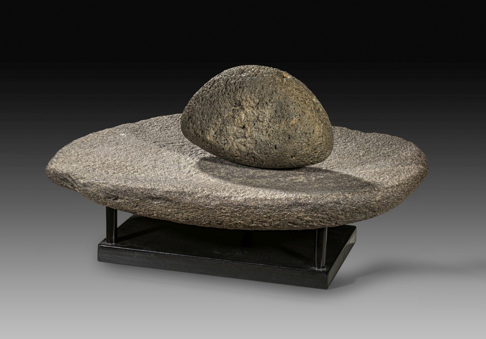 Neolithische Reibeschale mit Läuferstein. 新石器时代的摩擦碗与流石。中撒哈拉，公元前8-6千年。长约55厘米，宽最大4&hellip;