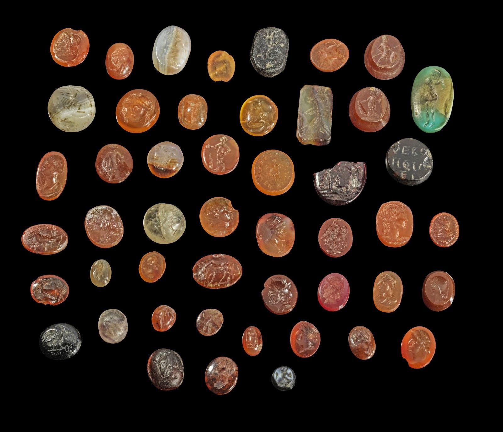 Große Sammlung Gemmen im römischen Stil. 大量罗马风格的宝石收藏。主要是19世纪和20世纪的现代仿制品。 红色和橙色的红&hellip;