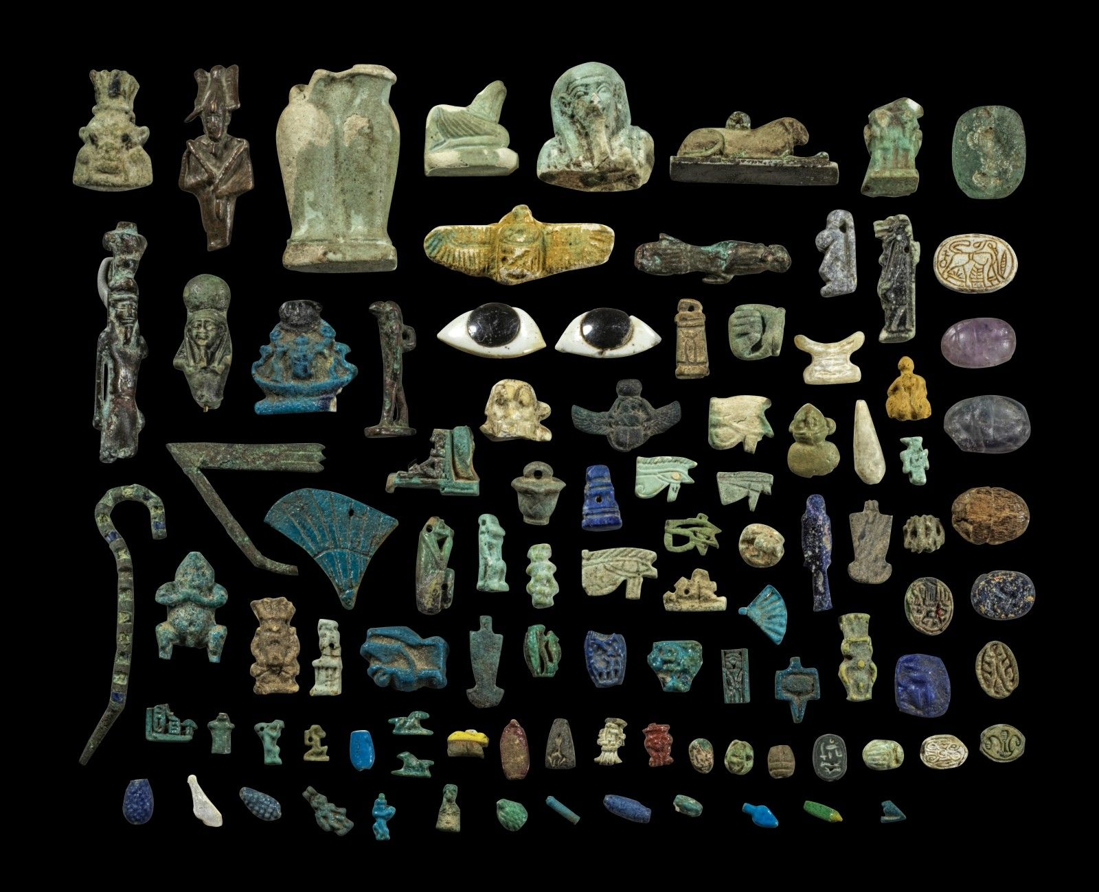 Große Sammlung Aegyptiaca. 大批Aegyptiaca的收藏。其中有许多护身符，一双眼睛，ushebtis的部分以及scarabs。青铜&hellip;