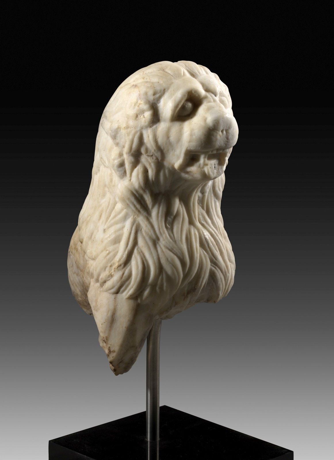 Löwe. Le lion. Empire romain, 2e - 3e s. Ap. J.-C. H 23,5cm. Marbre finement cri&hellip;
