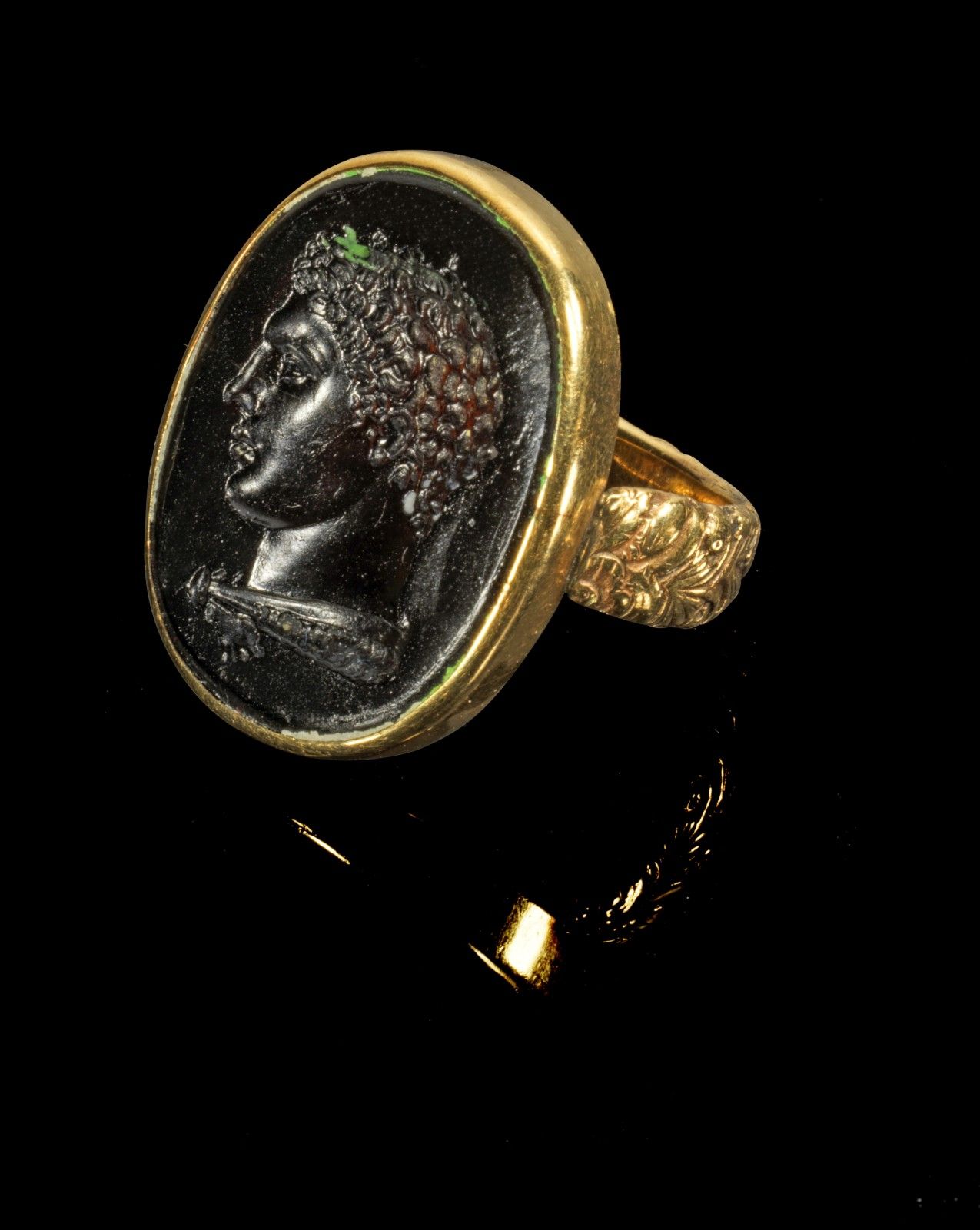 Goldring mit Intaglio. Golden ring with intaglio made of black glass depicting y&hellip;