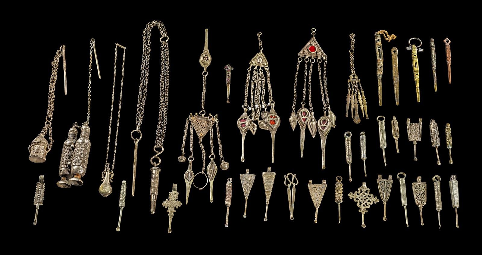 Sammlung Kosmetikutensilien. Collection of silver ear spoons, nail cleaners, mak&hellip;