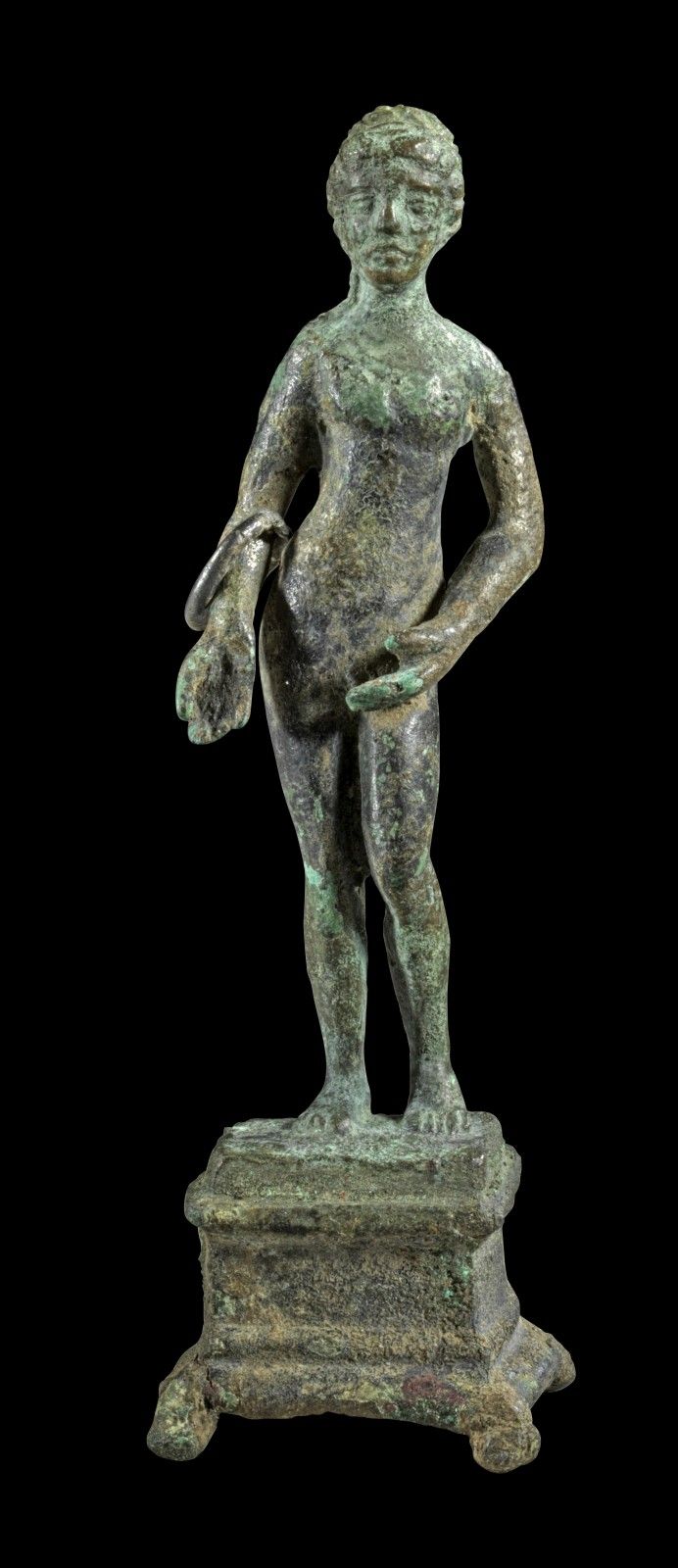 Venus. 金星。罗马，公元1-3世纪，高11.5厘米。全铜铸造。基座上的裸体铜像，右臂上有戒指。她系着发带，两条辫子落在肩上。完好无损。出处：来自Westp&hellip;