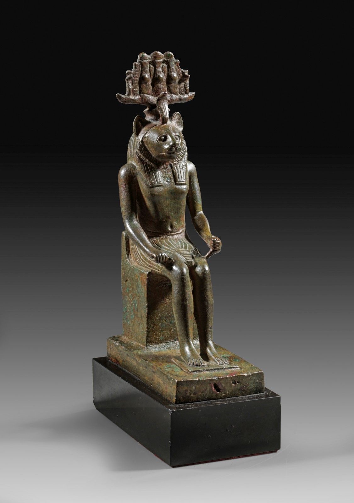 Null 佩的荷鲁斯大铜像。晚期，第25-26王朝，约公元前8-4世纪，青铜，高22.5厘米。一个狮头人身的男性形象坐在一个长方形的基座上，坐在一个背部微微隆起&hellip;