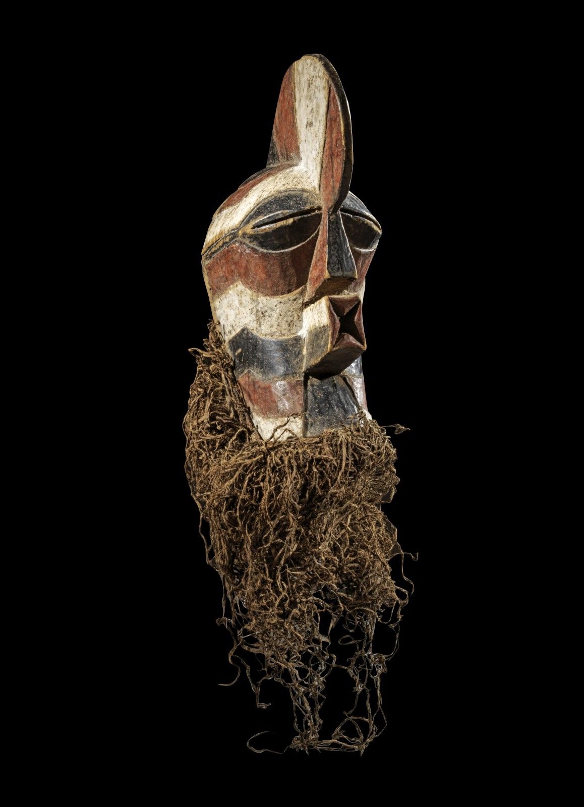 Null 桑格人的大型面具，基夫韦贝。D.R. Congo.高45厘米（面具）。由轻型木材制成，具有典型的形式，染成白色和红色，有典型的凹槽图案。有磨损的痕迹，&hellip;
