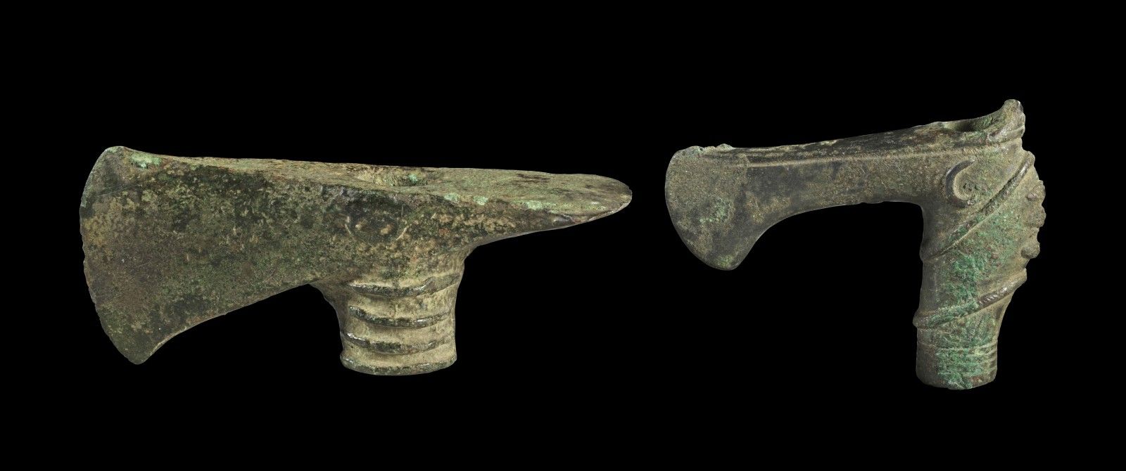 Null 青铜斧头。鲁里斯坦，公元前8-7世纪。 a) 高5厘米，长14.5厘米。劈柴斧。短小的管状水口，垂直的、略微外翻的叶片，边缘呈圆形，颈部叶片呈水平状。&hellip;