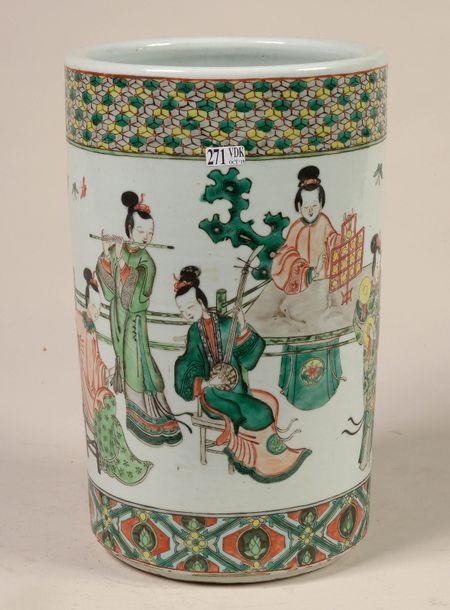 Null Un vase porte-parapluie en porcelaine polychrome de Chine au décor aux "Mus&hellip;