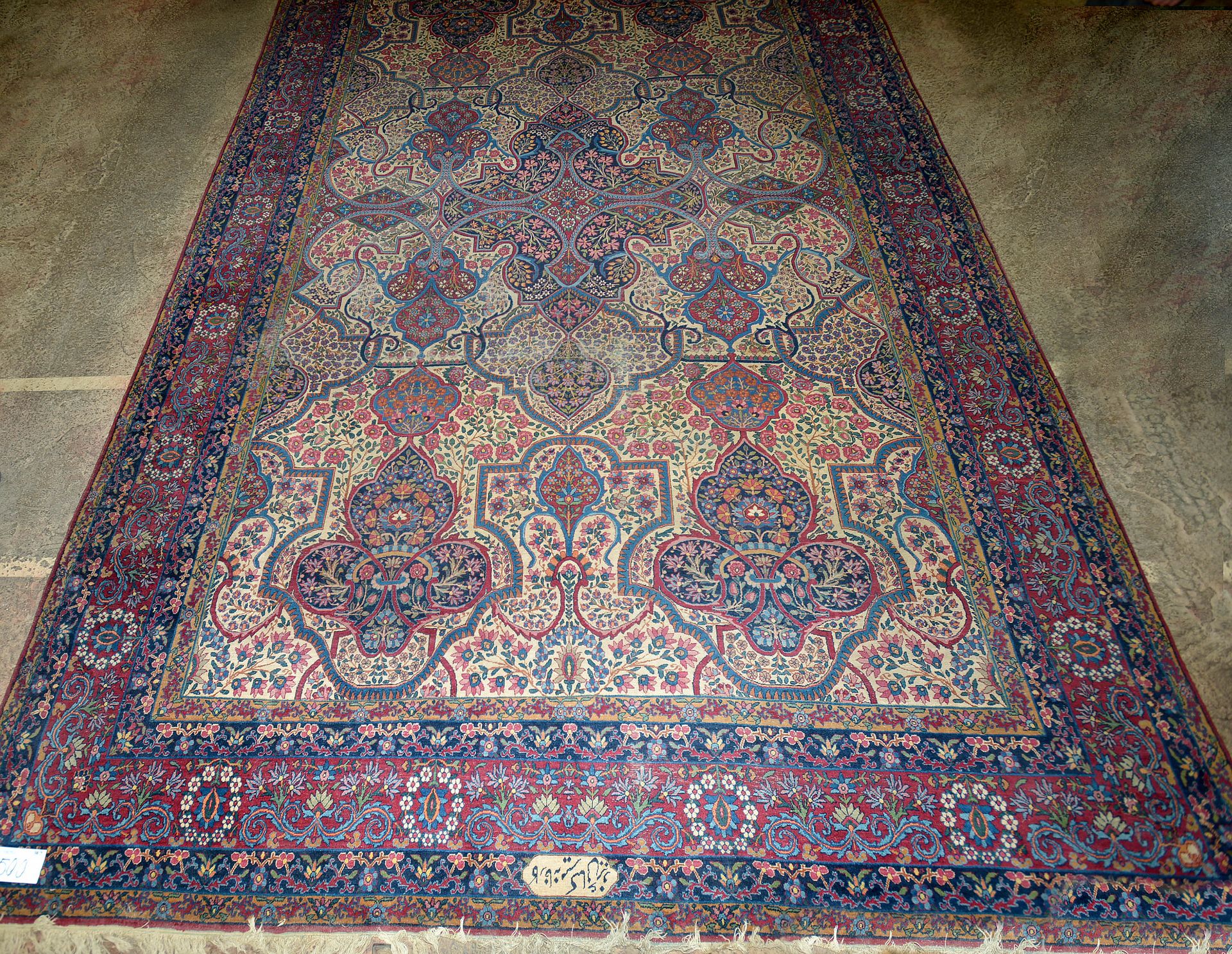 Null Grand tapis Tebriz en laine à décor floral. Travail persan ancien. Dim.:+/-&hellip;