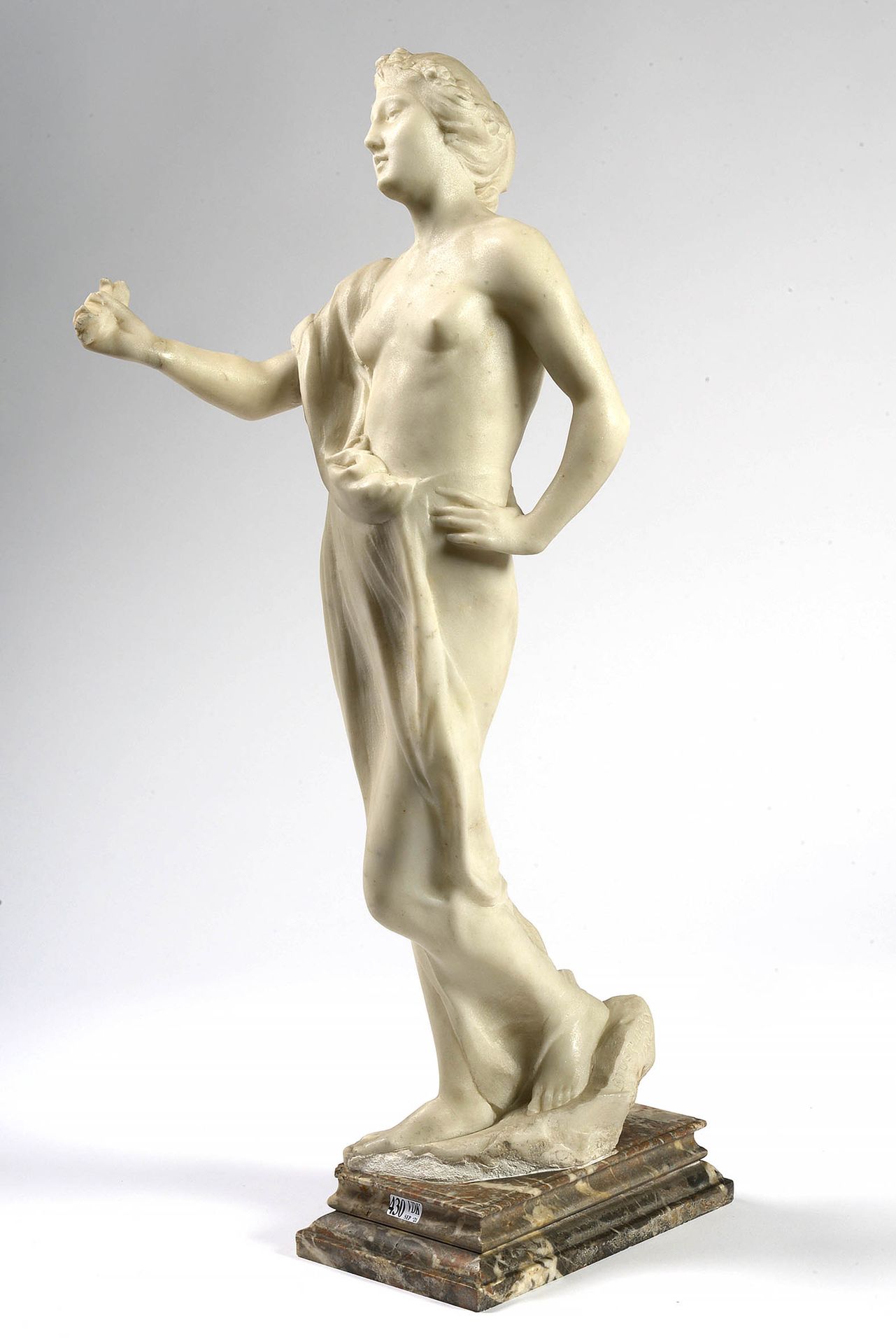 TUERLINCKX Boudewyn (1873 - 1945) 白色大理石雕刻的 "春天的寓言"。签名：B.Tuerlinckx，日期为1901年。安放在角&hellip;