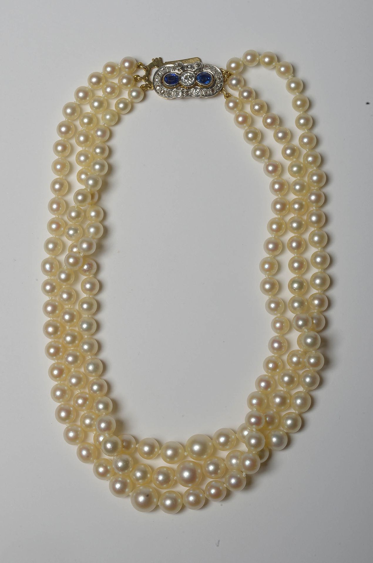 Null Ravissant collier ras de cou à trois rangs de perles de culture au fermoir &hellip;