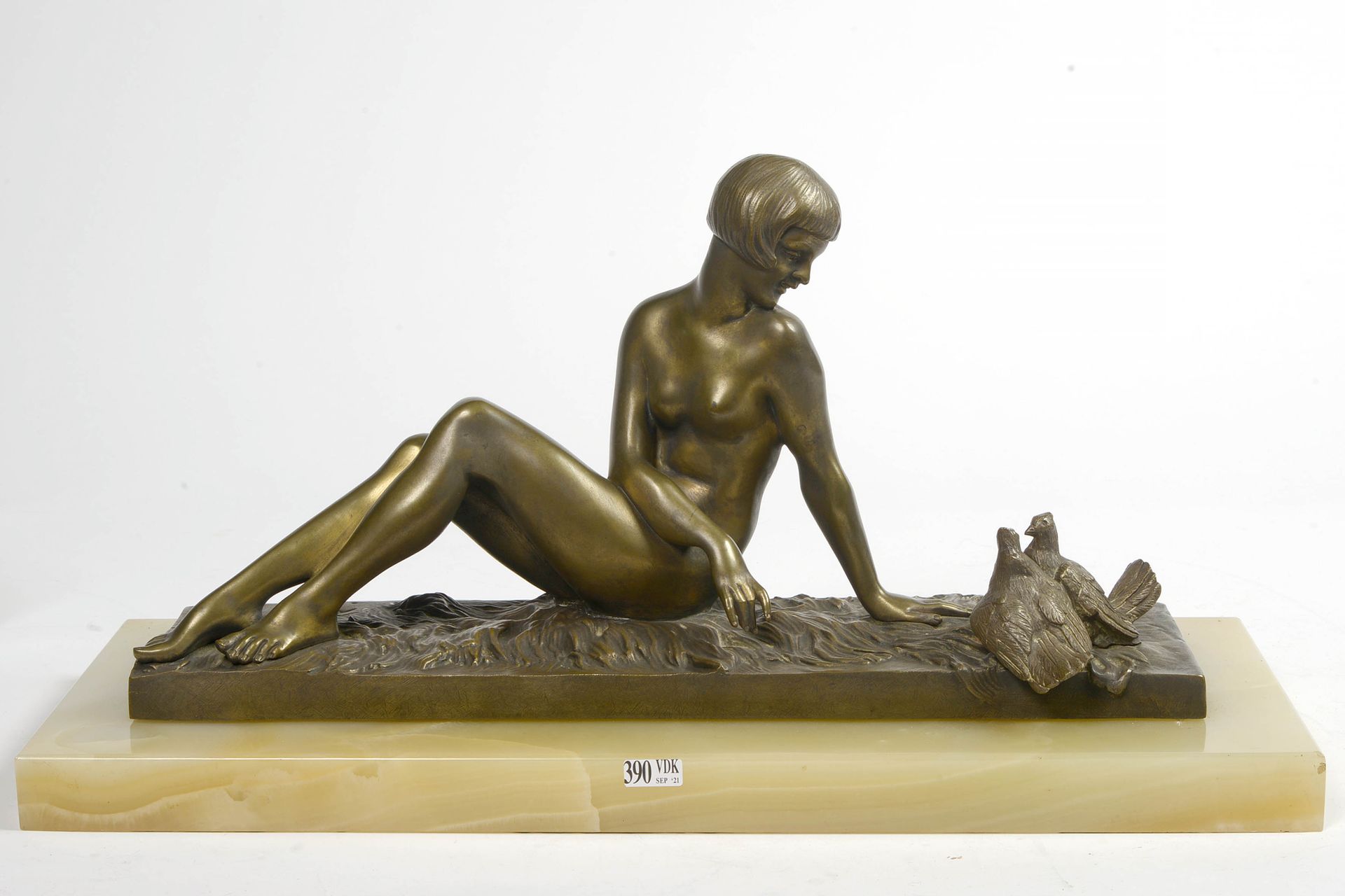 VARNIER René (XIXème - XXème) 装饰艺术风格的镀银铜器 "优雅的一对鸽子"。签名：R. Varnier。躺在玛瑙底座上。法国学校。(&hellip;