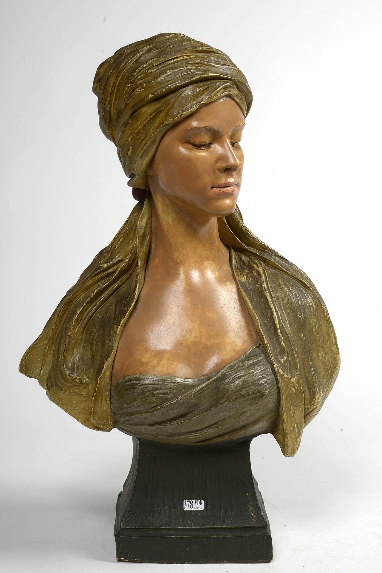 GOLDSCHEIDER Friedrich (1845 - 1897) "Buste d'une jeune femme au turban" en terr&hellip;