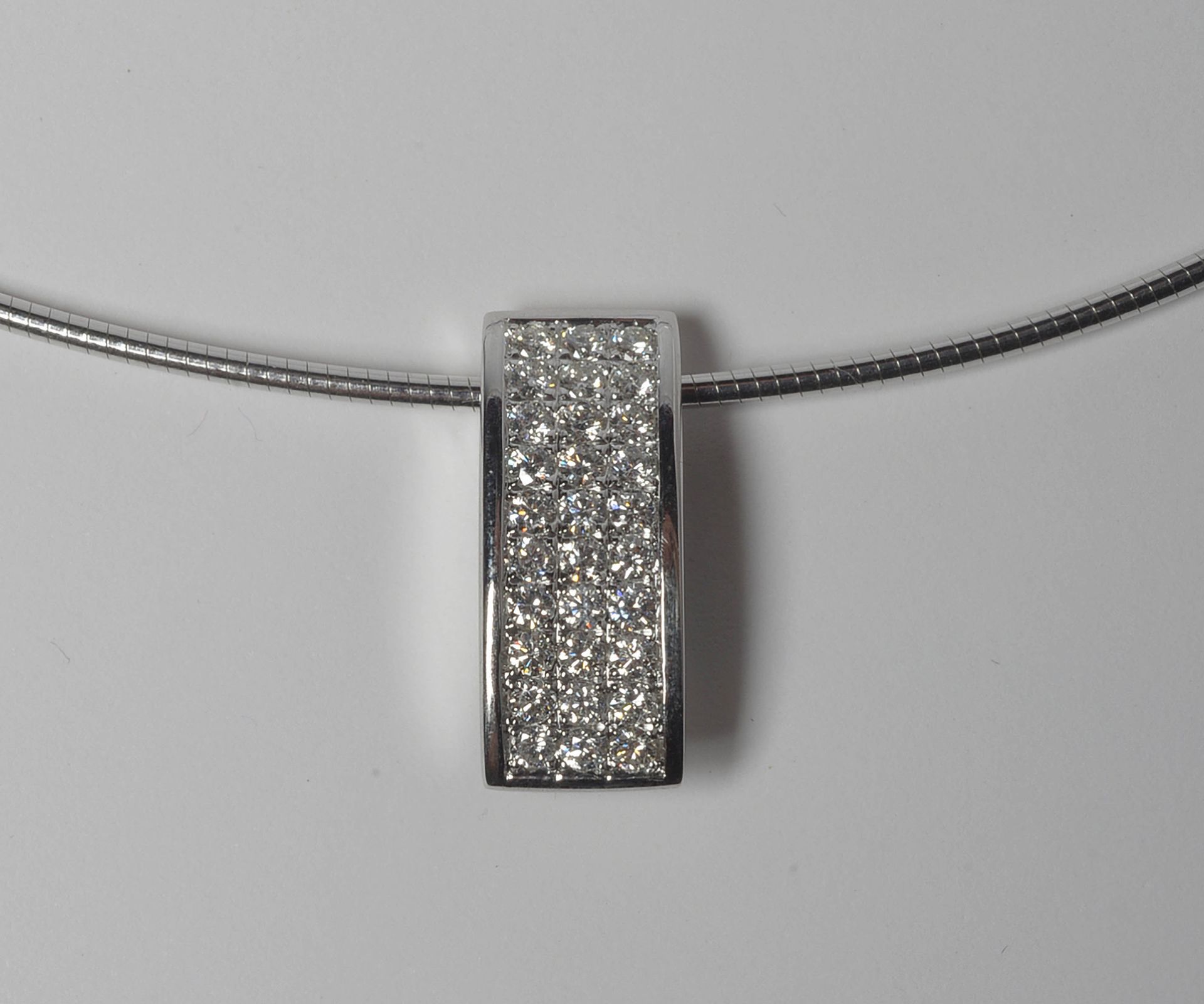 Null 18K白金项链和18K白金吊坠，镶嵌总重+/-0.65克拉的圆形钻石（颜色：E-F-G；净度：VVS-VS）。长：+/-41.5厘米。吊坠尺寸：1.9&hellip;