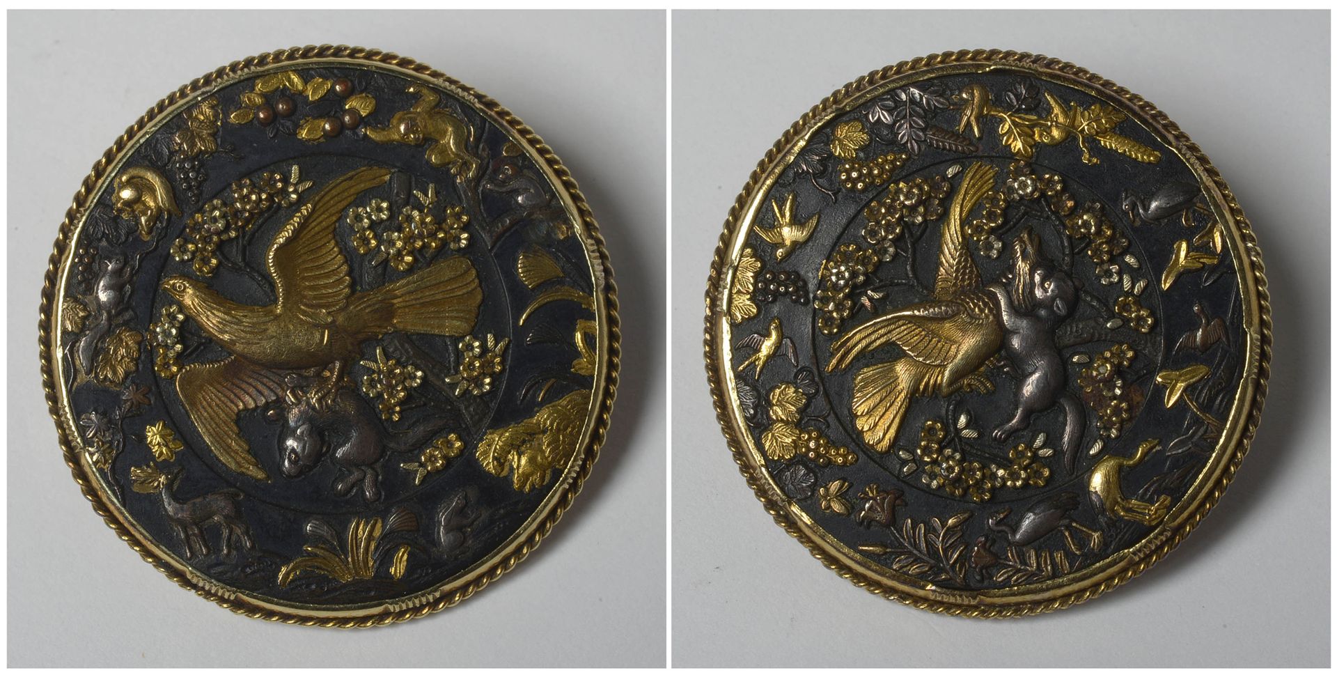 Null 一对银色和金色的武士纽扣，带有 "鸟 "的设计，安装在胸针上。日本的工作。 约1880年。尺寸：+/-3x3cm。