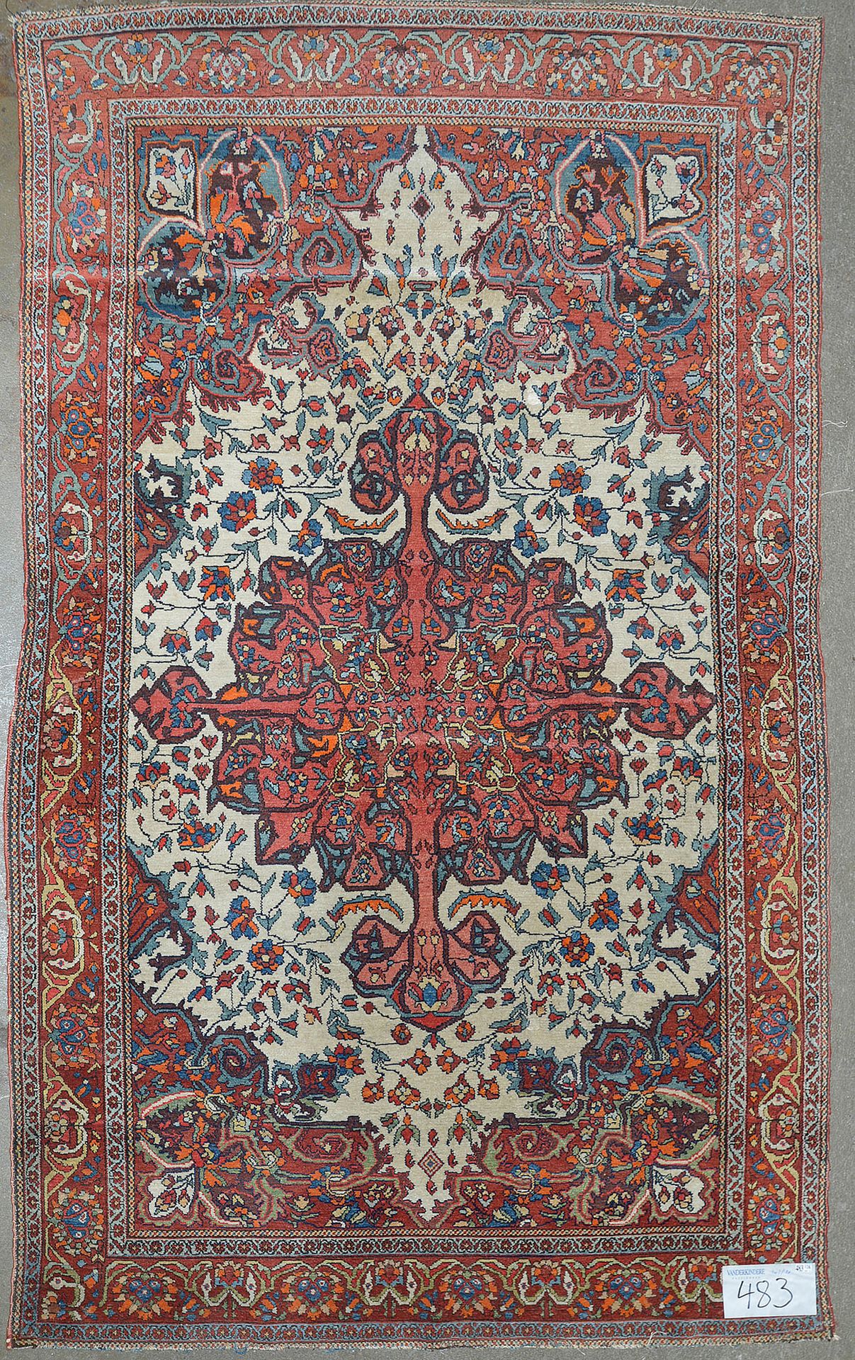 Null 伊斯法罕（？）手工制作的羊毛地毯，在红色背景上装饰有中央红白相间的花纹图案。波斯人的工作。尺寸：+/-205x126,5cm。