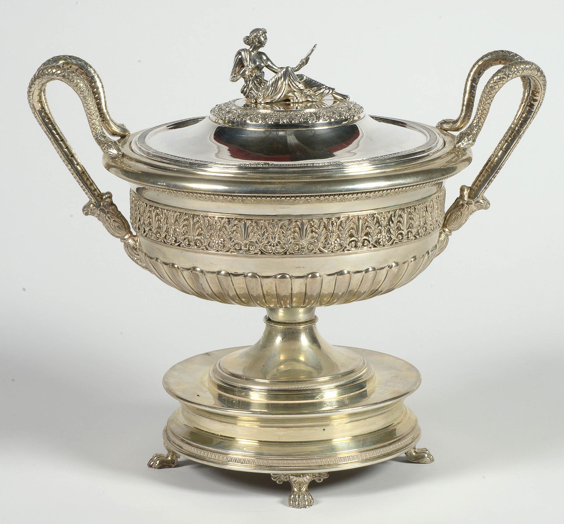 Null Important Empire four-legged tureen in silver 800/1000th. Frieze decoration&hellip;