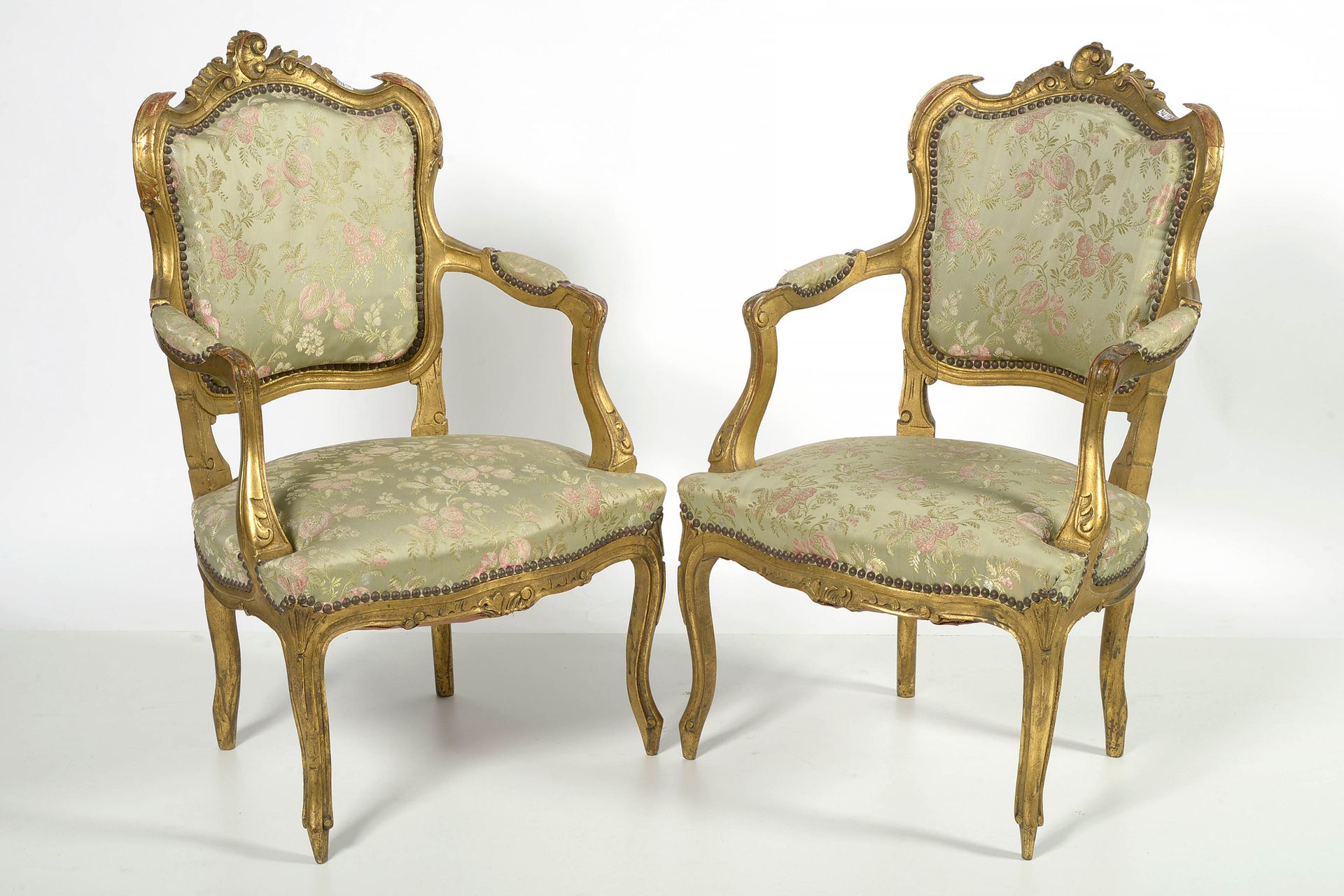 Null Paire de fauteuils de style Louis XV dit de "Venise" en bois sculpté et dor&hellip;