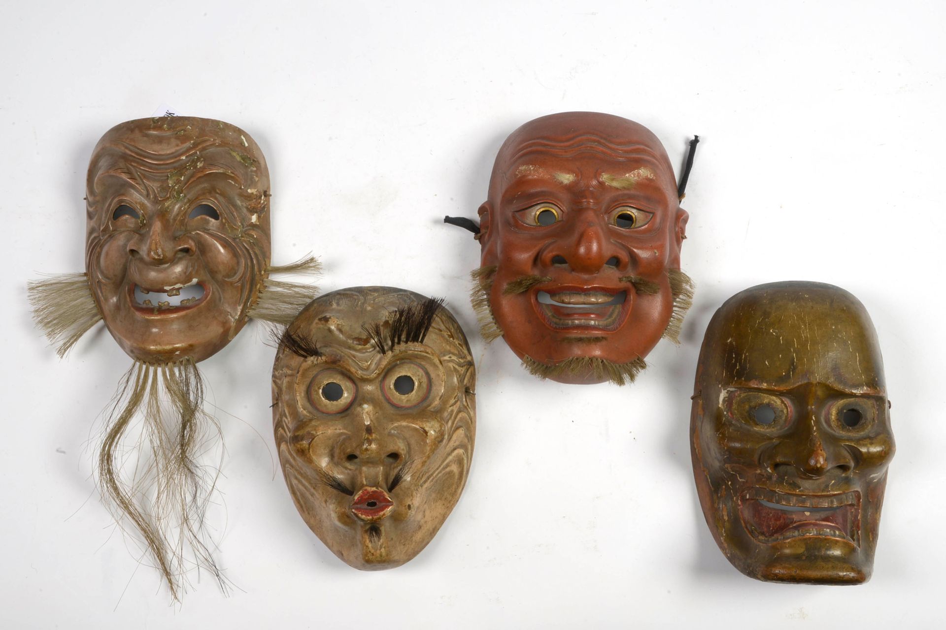Null Lot de quatre masque "Nô" en bois sculpté et polychromé. Travail japonais. &hellip;