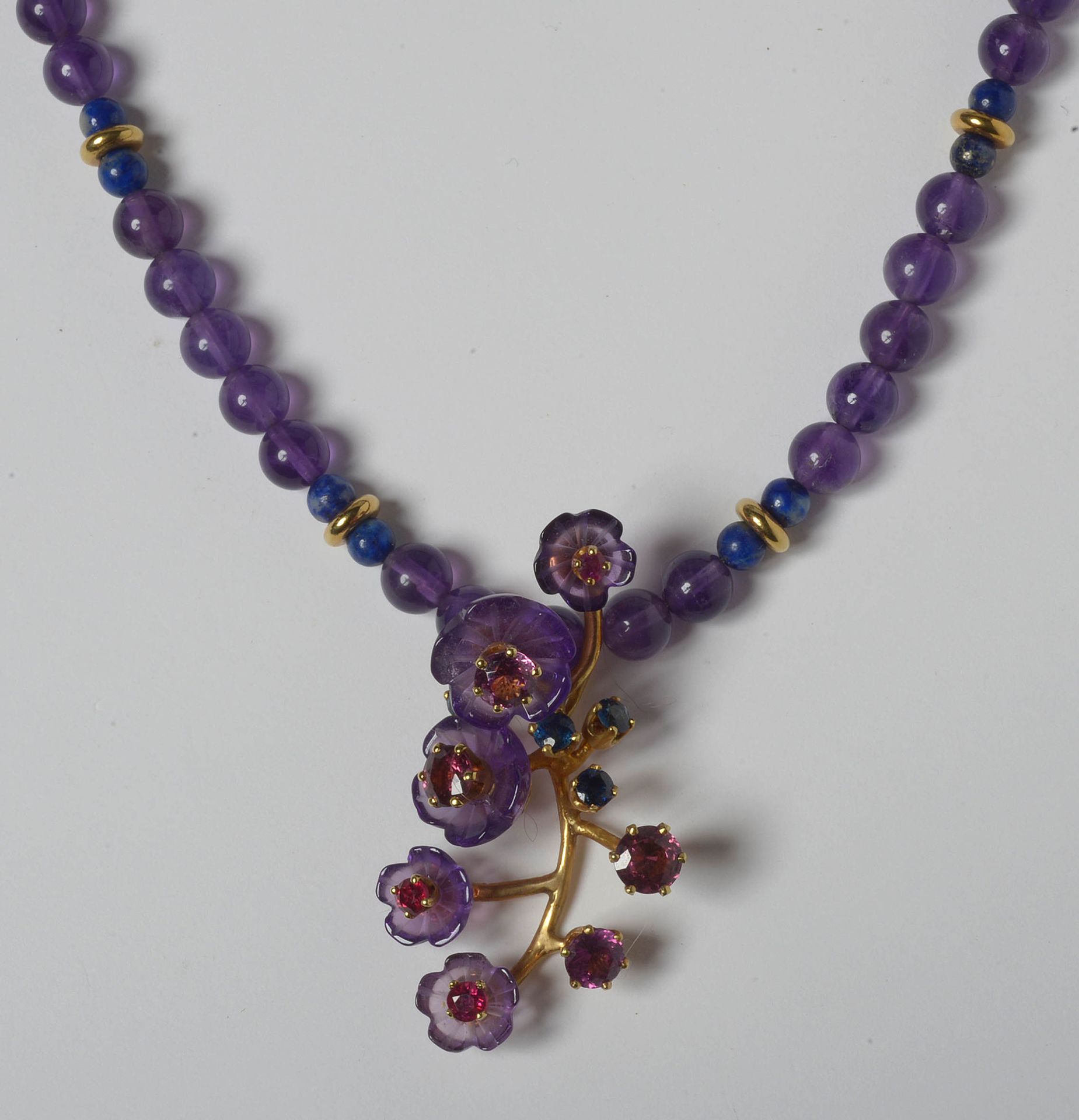 MICHEL Jacques (1936 - 2020) 18K黄金项链 "Les violettes"，镶嵌紫水晶、红宝石、蓝宝石、锡兰石榴石和青金石。雅克-&hellip;