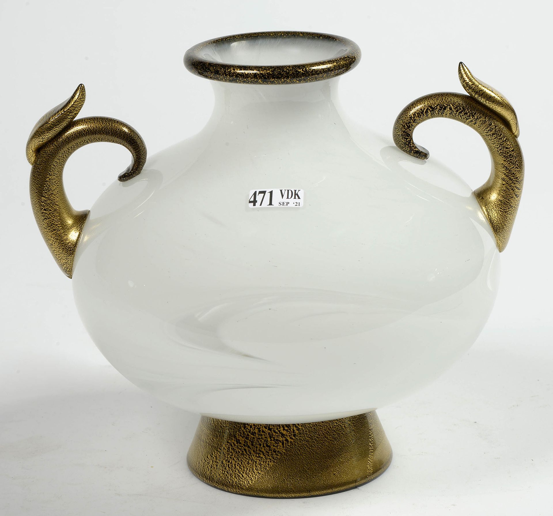 BAROVIER & TOSO (XXème) 黑底乳白色和金色玻璃的球状花瓶，有两个把手。签署了穆拉诺的Barovier和Toso。意大利的工作。高：+/-2&hellip;