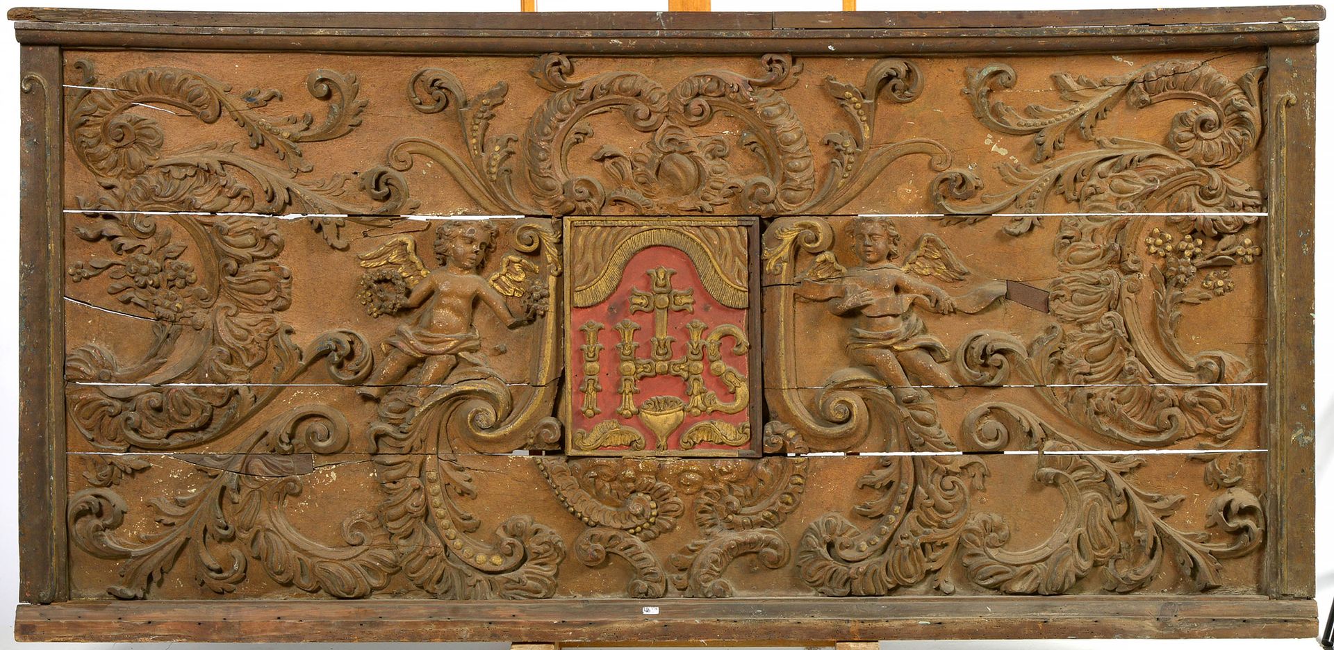 Null Devant d'autel en bois sculpté, polychromé et doré au symbole "IHS" soutenu&hellip;