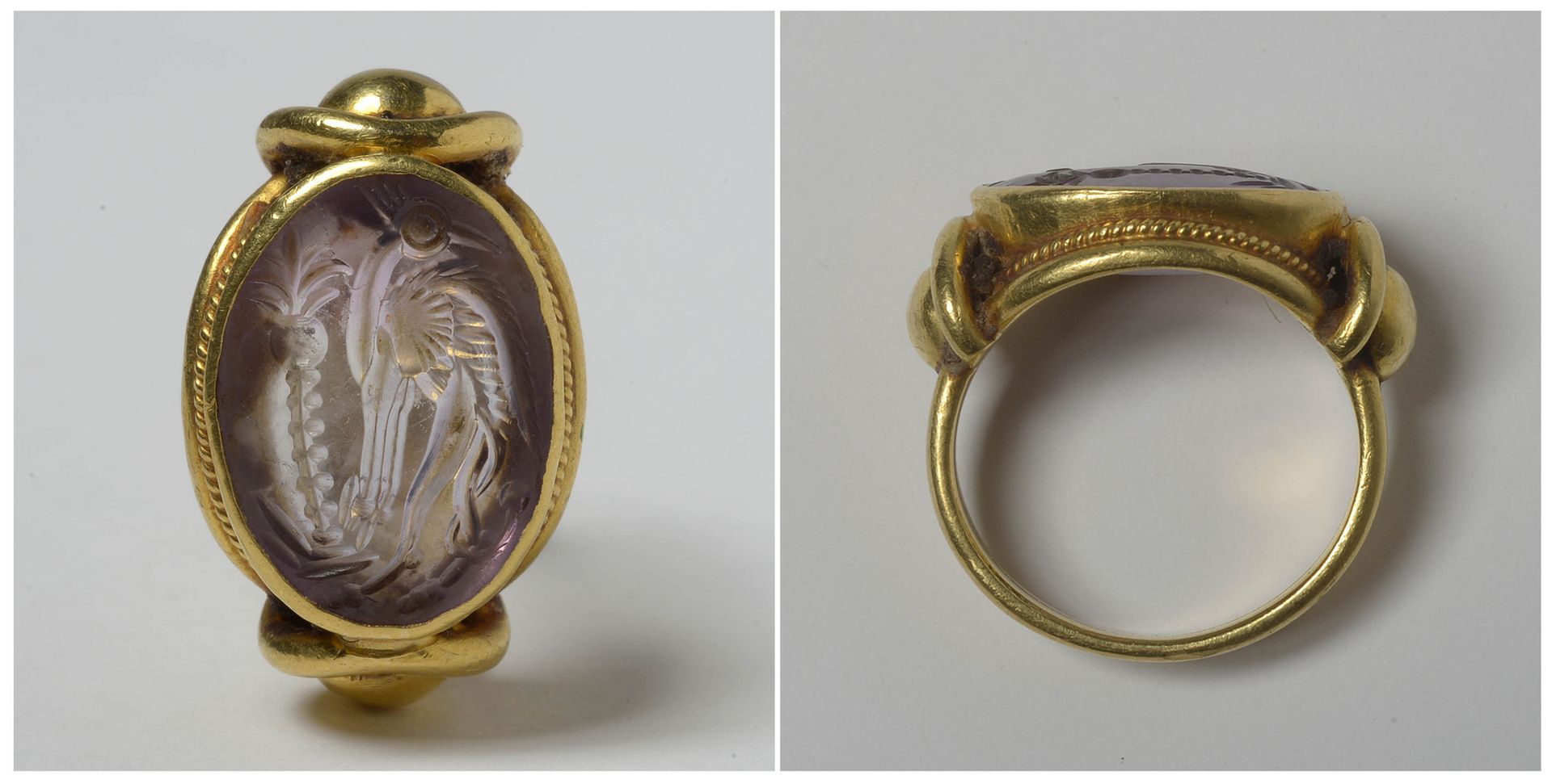 Null 戒指上镶嵌着紫水晶凹版，上面刻有 "鹤和棕榈树 "的印章。米诺斯时期，克里特岛。镶嵌方式为22K黄金。手指（公制）：53-54。总重量：+/-11.6&hellip;