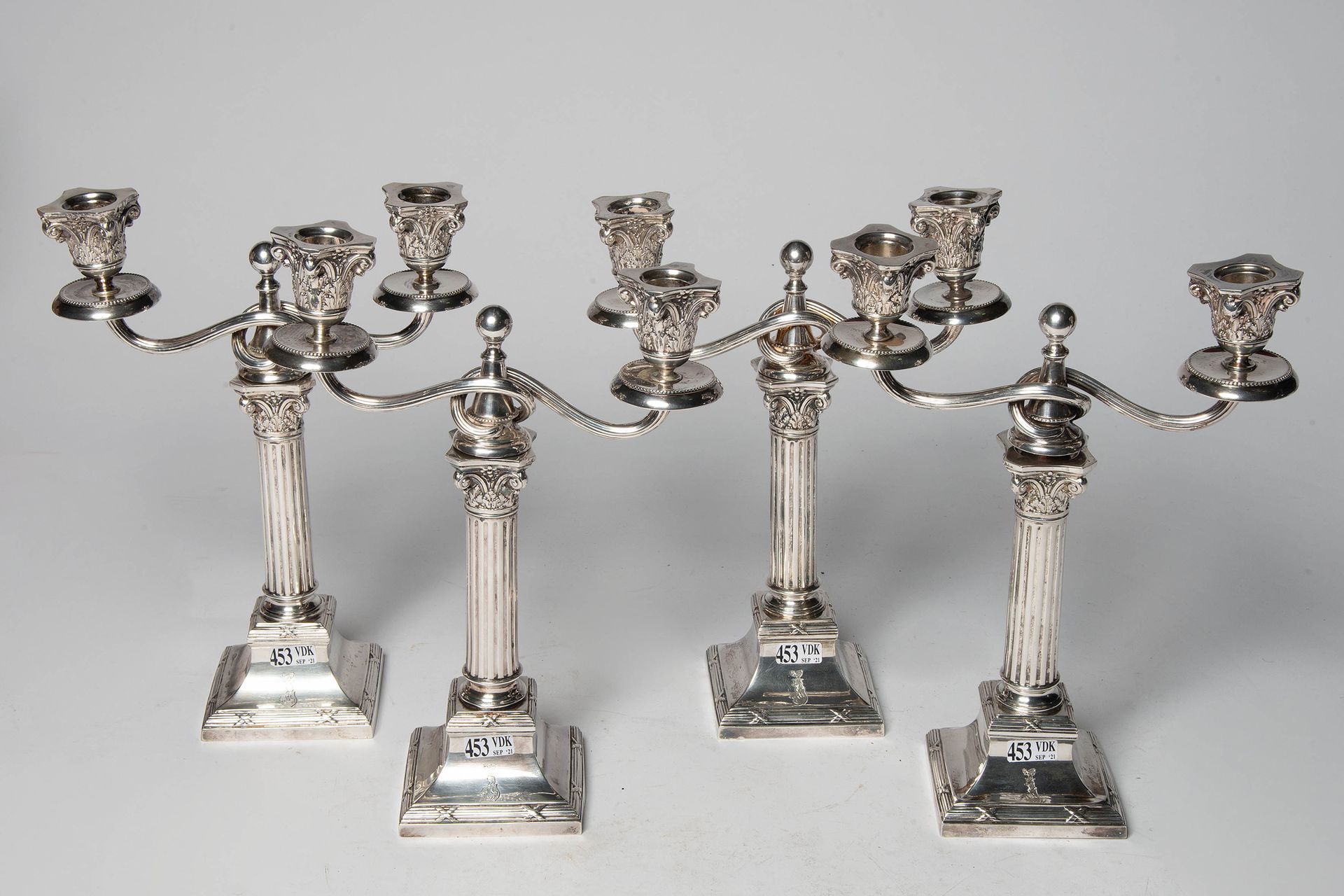 Null Suite de quatre chandeliers armoriés en forme de "Chapiteaux corinthiens" e&hellip;