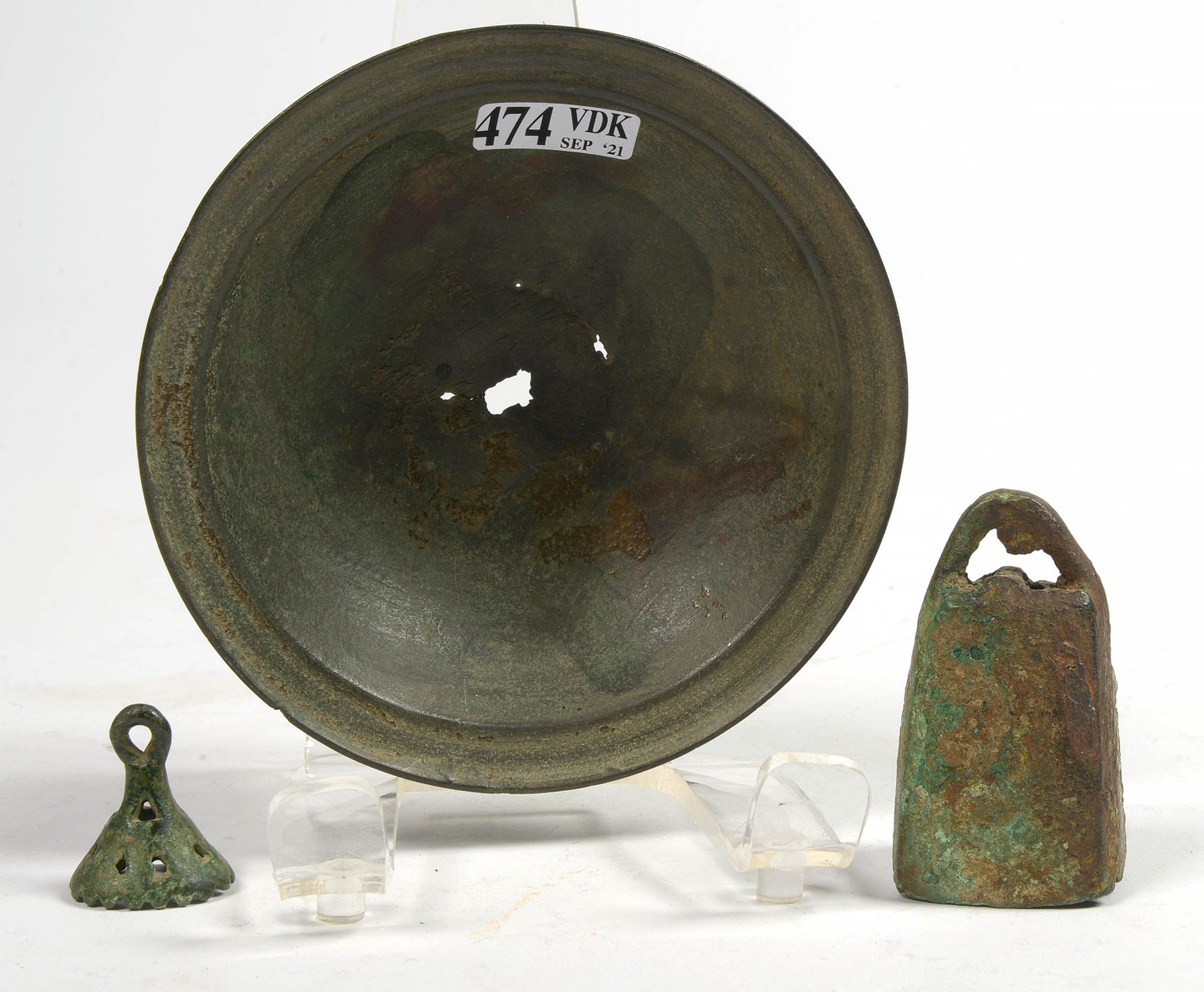 Null Lot de trois bronzes comprenant: deux cloches, l'une trapézoïdale et l'autr&hellip;