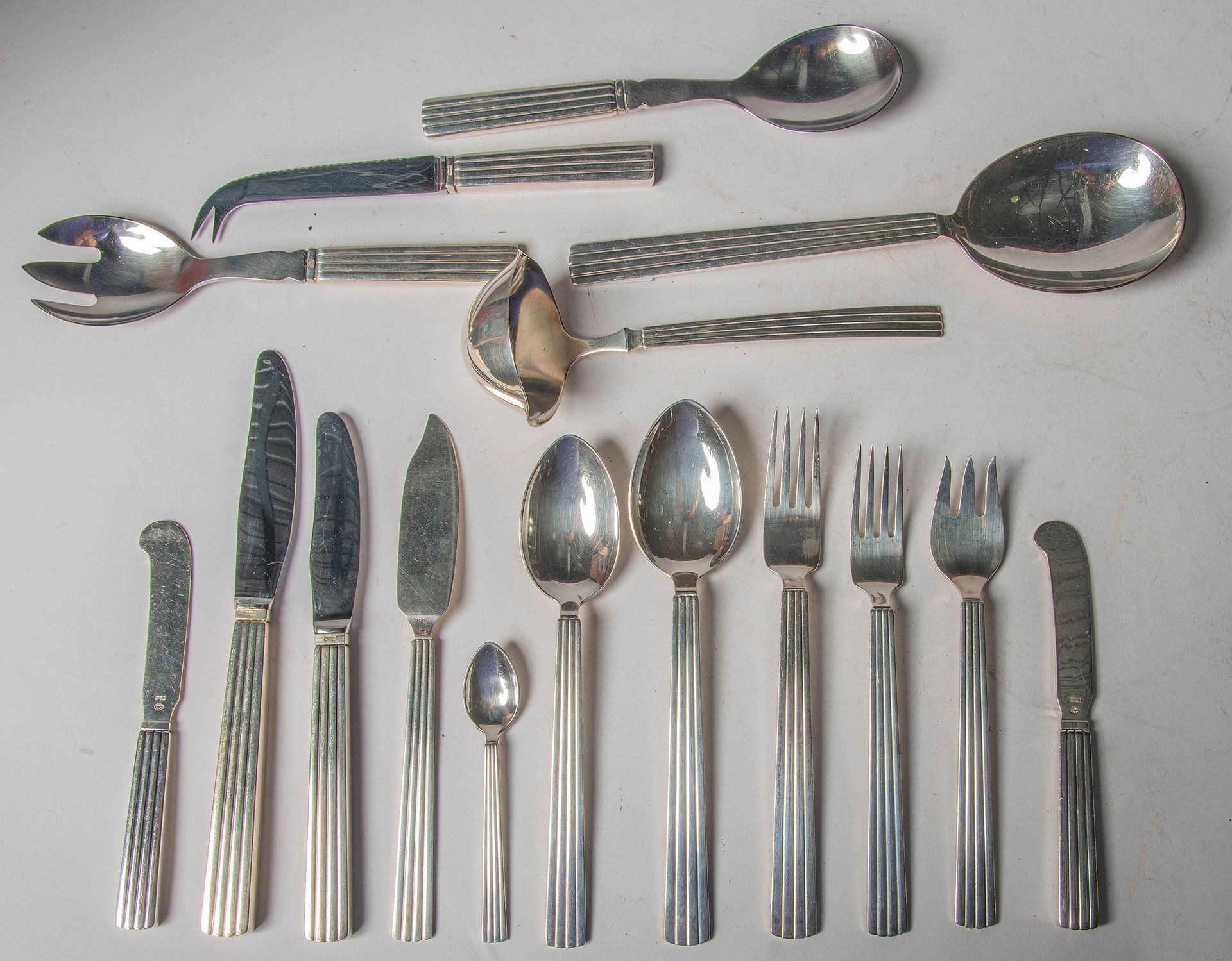 JENSEN Georg (1866 - 1935) 一套+/-115件带有Georg Jensen标记的Bernadotte图案餐具，包括：12把大刀、叉子和&hellip;