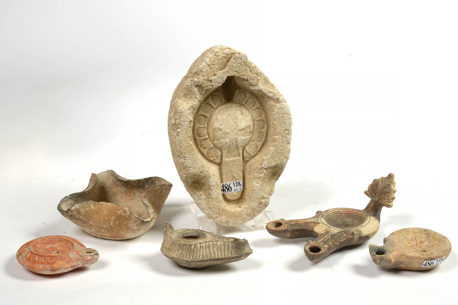 Null Lot of five terracotta oil lamps including: one with four folded spouts. Ph&hellip;