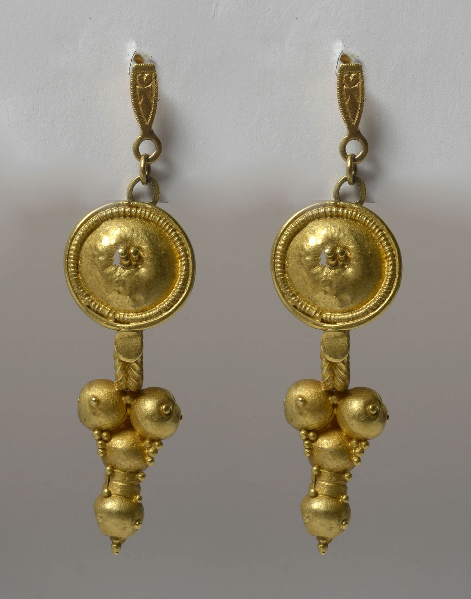 Null 一对 "葡萄 "设计的22K黄金耳环。罗马时期，公元1世纪。起源：腓尼基的提尔。长：+/-4.6厘米。总重量：+/-7gr。