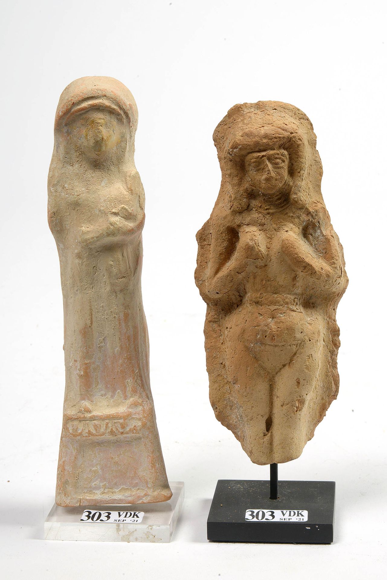 Null Lot de deux statuettes en terre cuite représentant : "Aide - déesse" tenant&hellip;