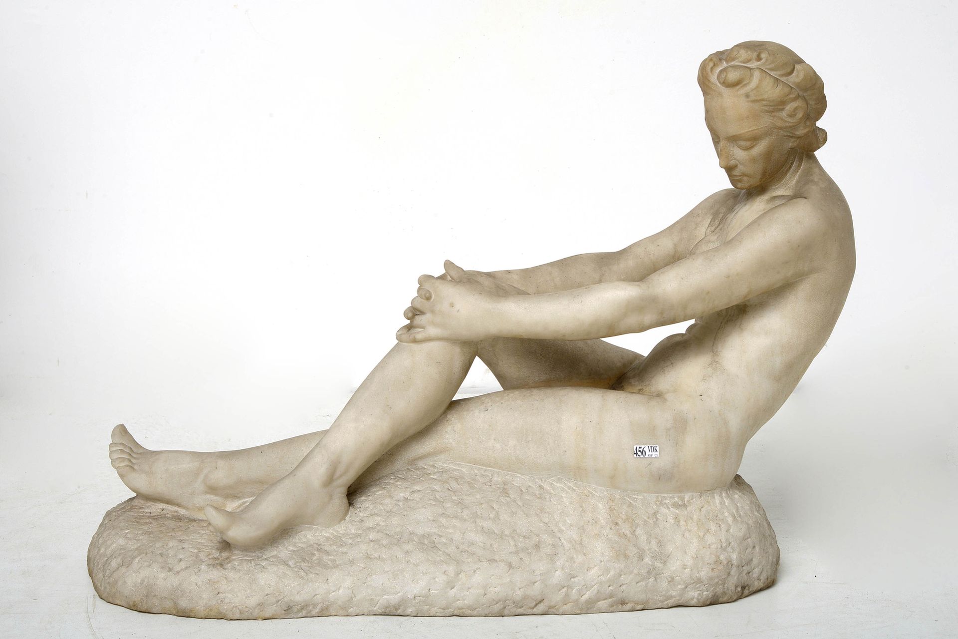 DE SOETE Pierre (1886 - 1948) "Weiblicher Akt" aus weißem Carrara-Marmor. Gewidm&hellip;