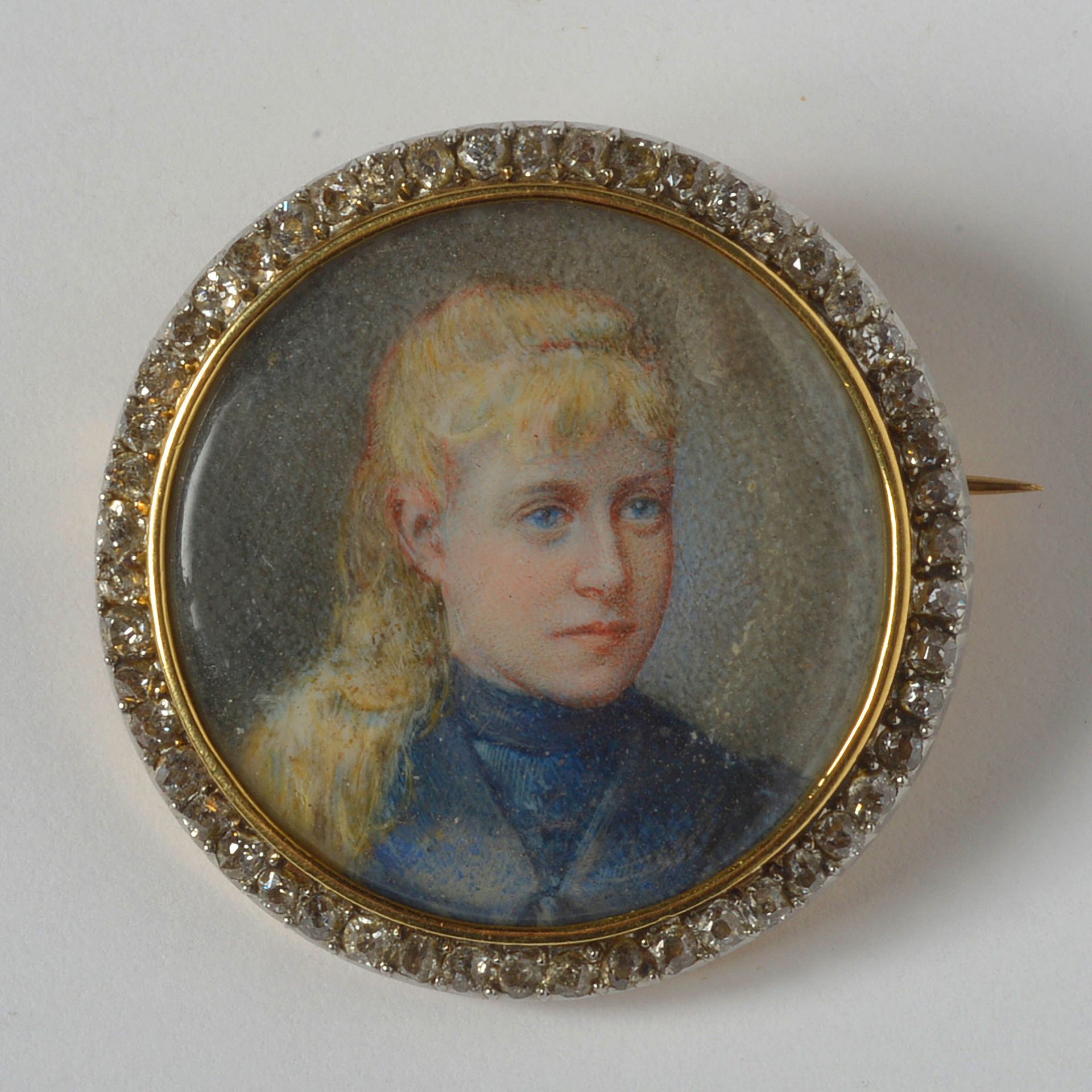 Null 18K黄金胸针，镶嵌玫瑰式切割钻石和象牙上的微型 "Marguerite Landuyt的肖像"。费尔南-赫诺普夫之后。尺寸：+/-3x3cm。总重量&hellip;