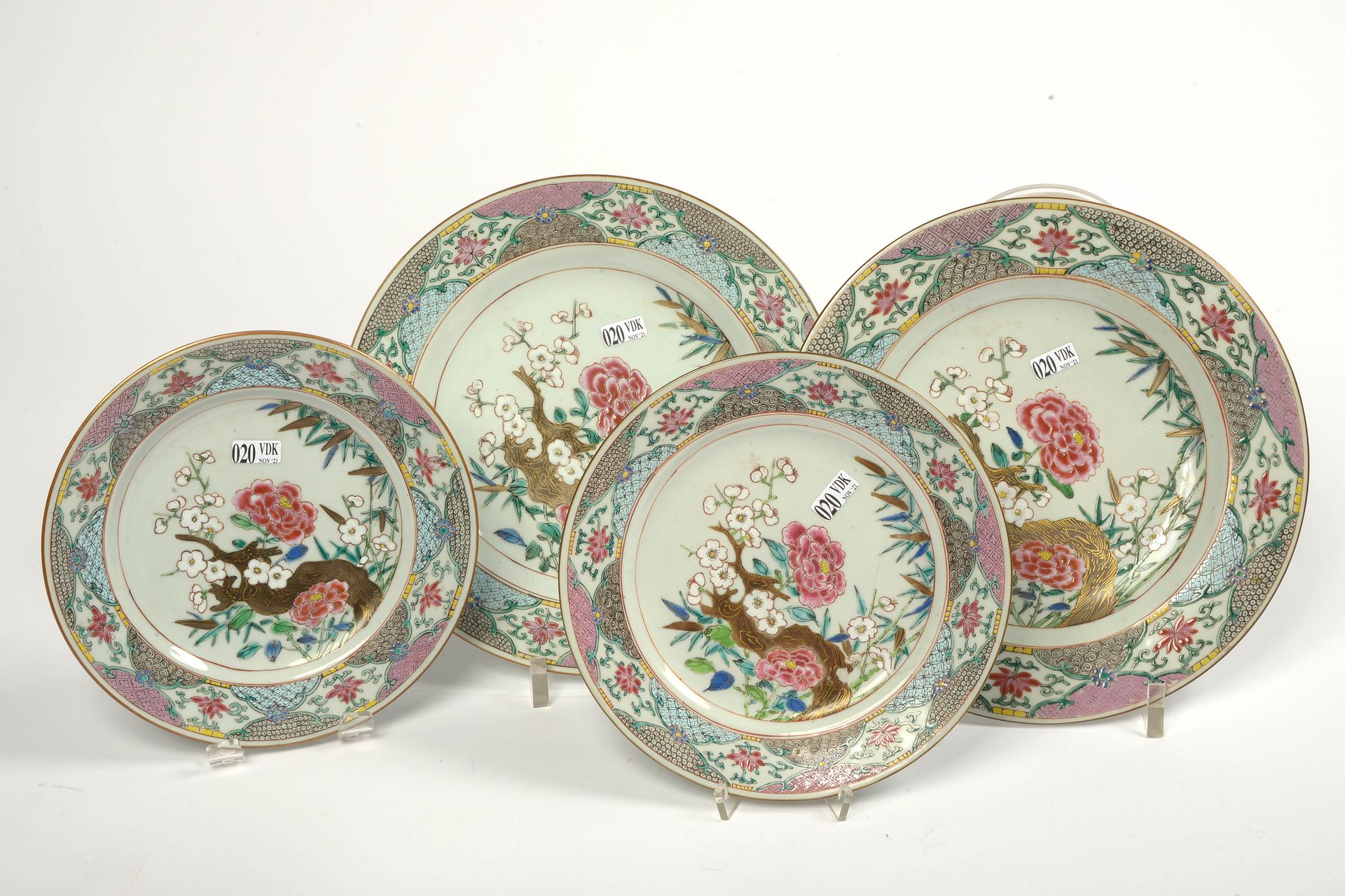 Null 一套四件：一对圆盘和一对盘子，中国多色瓷器，有被称为 "Famille rose "的花卉装饰。年代：18世纪，乾隆时期。(有一个盘子破裂了)。直径：&hellip;