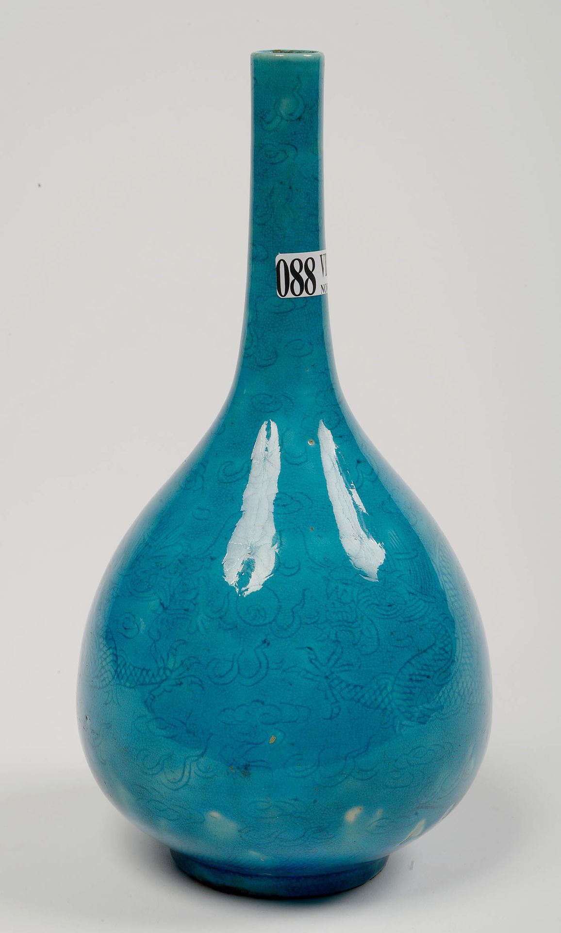 Null 中国蓝色单色瓷器至尊花瓶，饰有 "五爪龙"。年代：18世纪。高：+/-23,3厘米。
