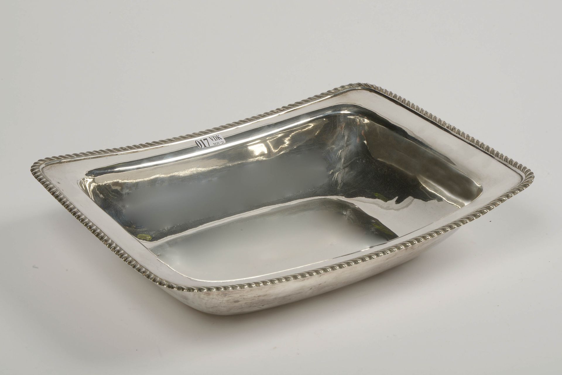 Null Large silver vegetable dish with a gadrooned edge, 12 löthige or 750/1000th&hellip;