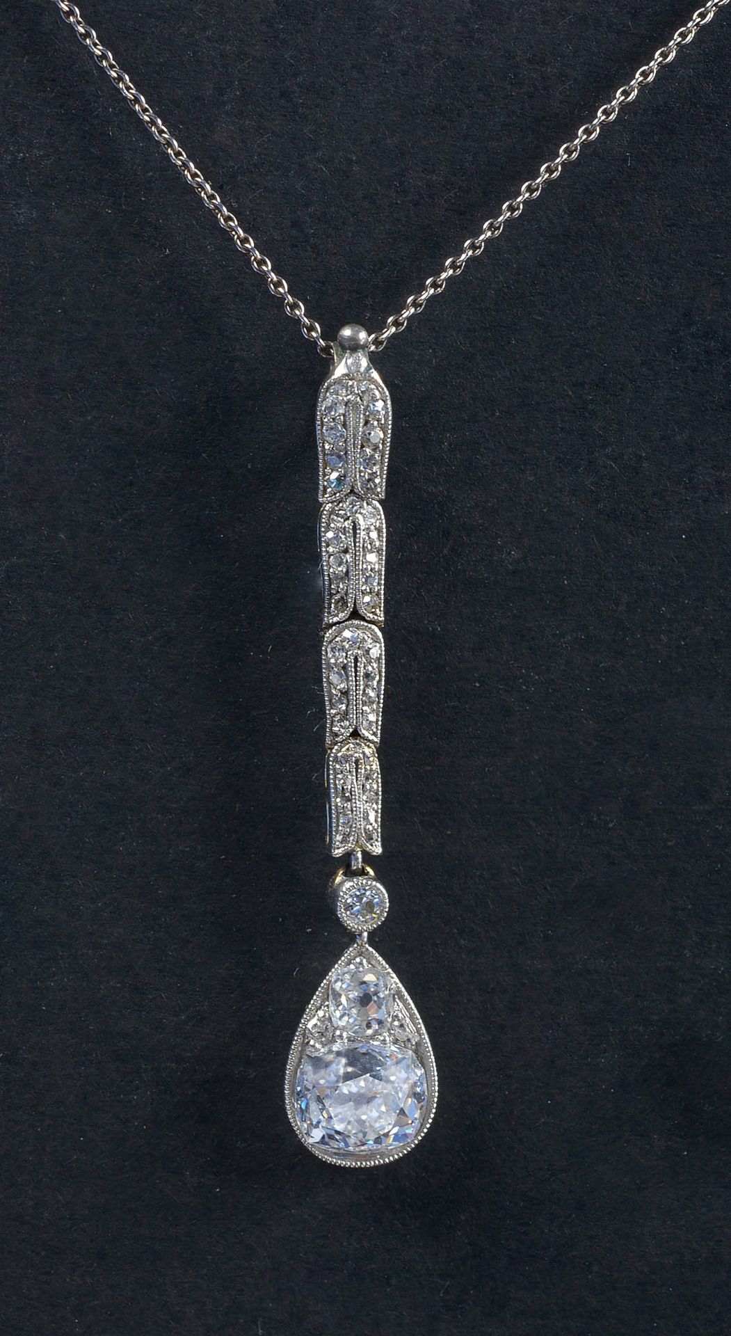 Null 18K白金吊坠，镶嵌老式切割钻石，包括一颗+/-1.25-1.50克拉的钻石（颜色：I-J；净度：P1）。附有一条银链。吊坠尺寸：+/-4x0.8厘米&hellip;