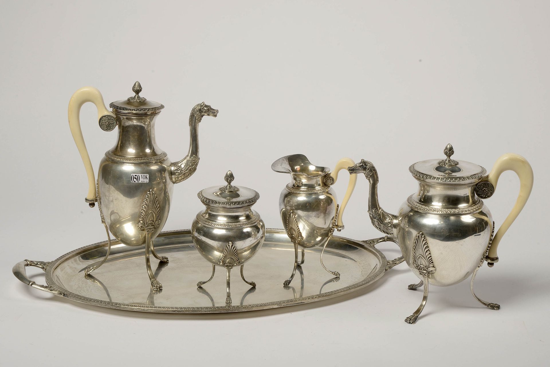 Null Un servizio da tè a 5 pezzi con il suo vassoio stile impero in argento 800/&hellip;