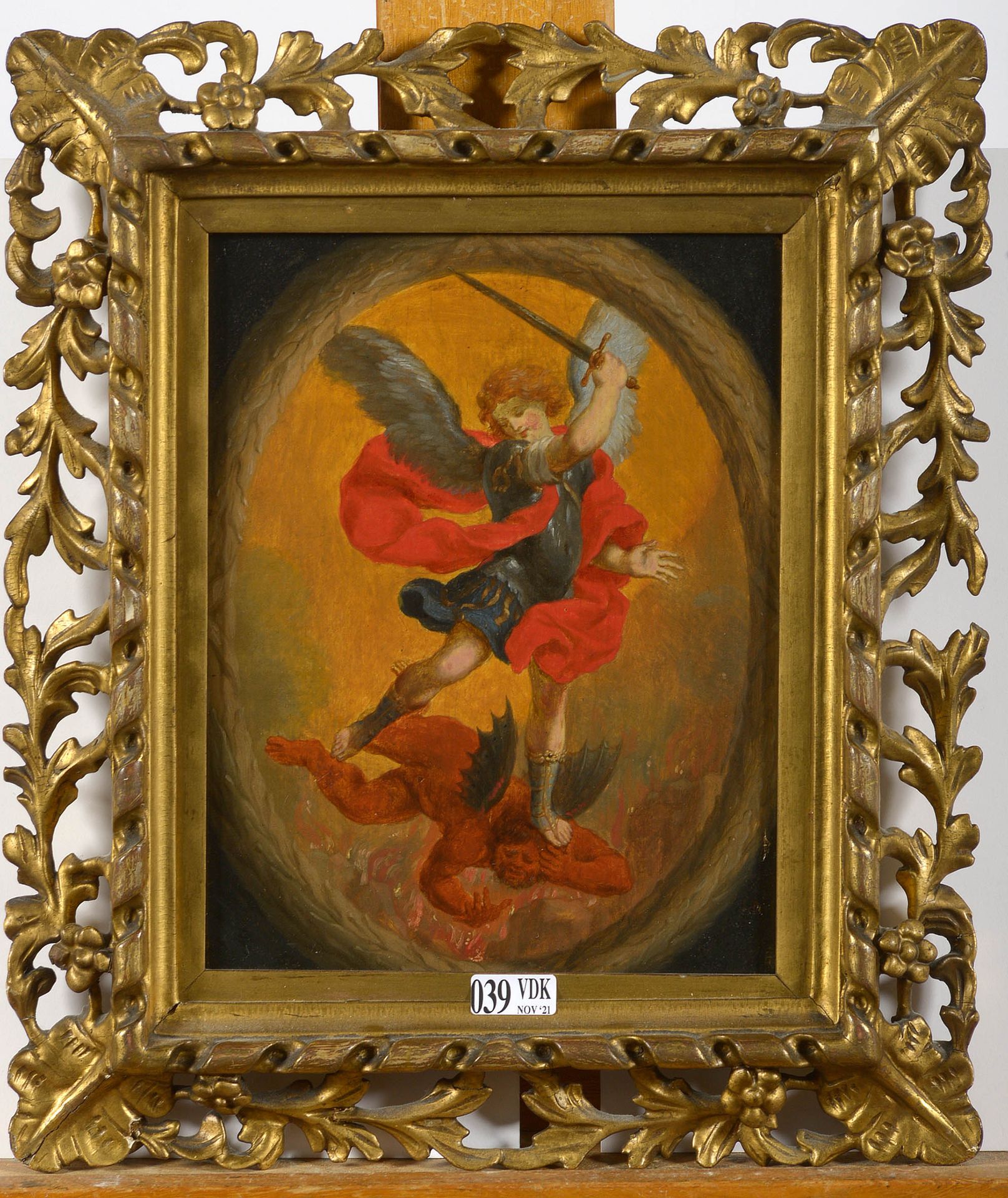 Null 橡木板上的油画《圣米迦勒战胜魔鬼》。佛兰德学校。年代：17世纪。背面有墨迹注明的出处，未被破译。装在一个美丽的17世纪雕刻和镀金的木框中。尺寸：+/-&hellip;