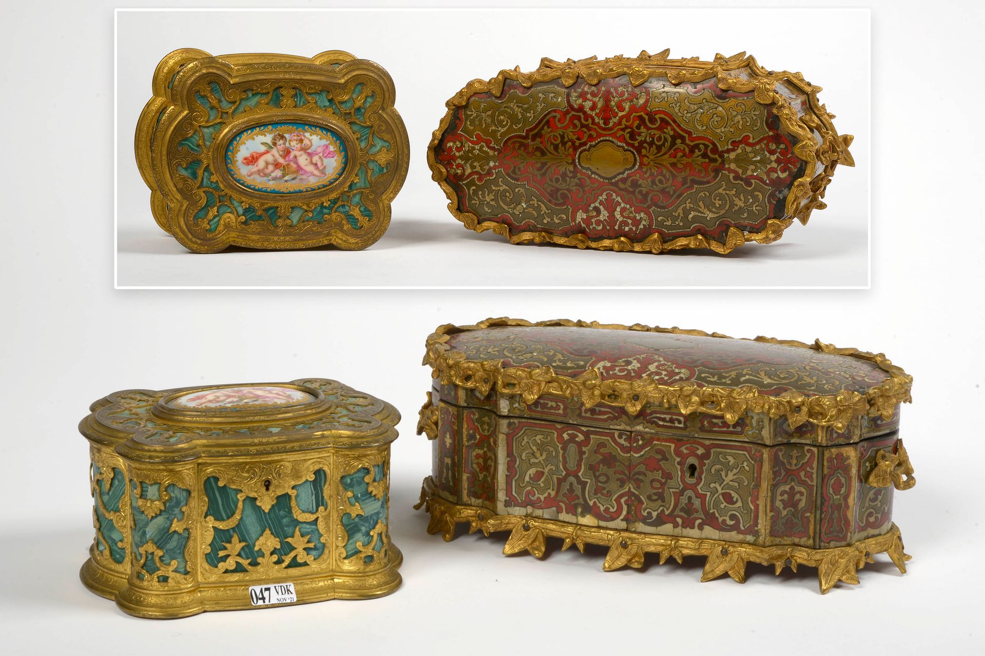 Null 
一套两个拿破仑三世的盒子：一个有一个镀金的青铜壁炉框架，装有一个塞夫勒瓷盘，安装在未抛光的孔雀石（？安装时在巴黎签署了Tahan。第二件是用红色玳瑁&hellip;